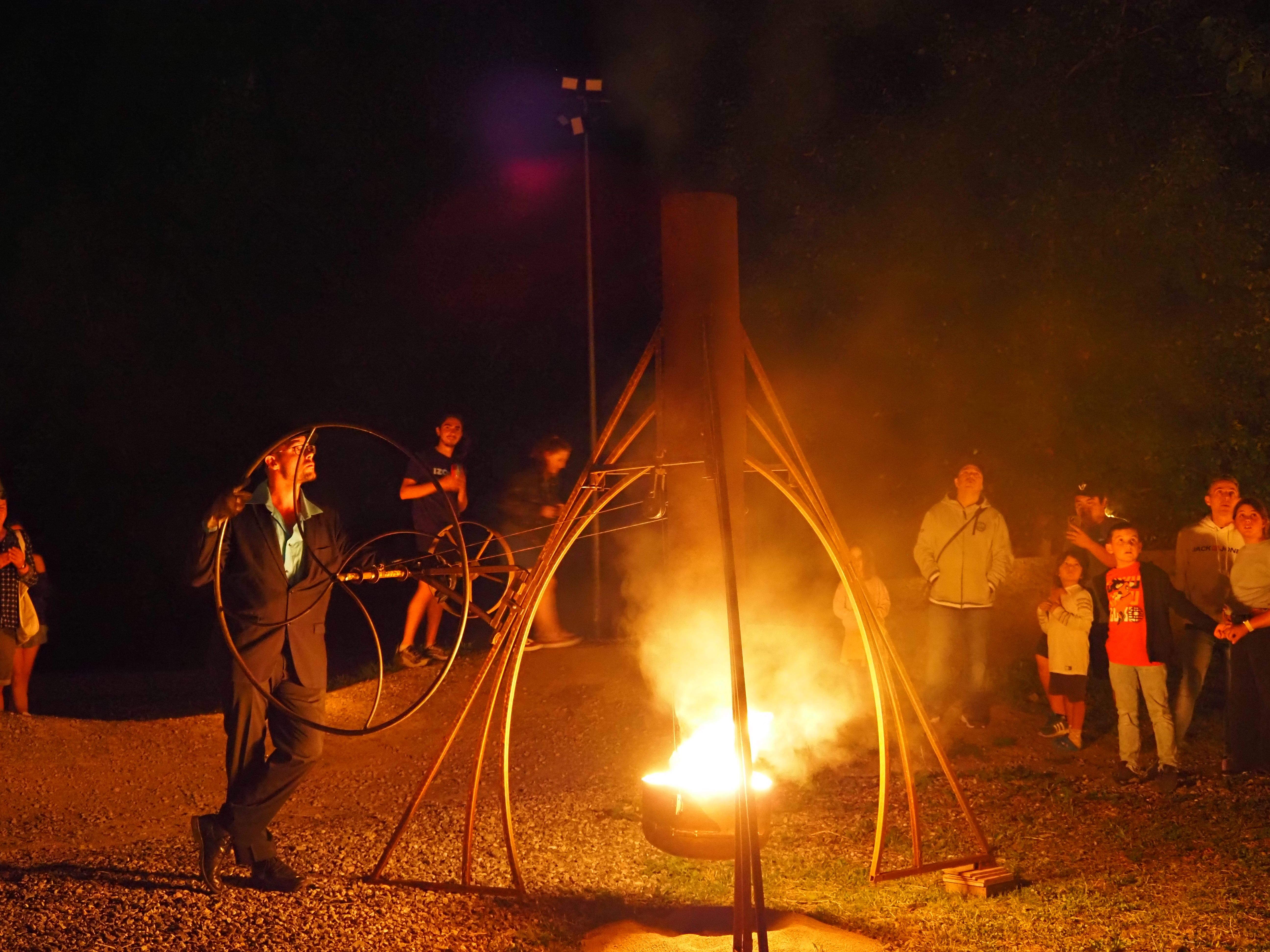Una de les estructures de la instal·lació de foc a l'antic Càmping Pla. Una de les estructures de la instal·lació de foc a l'antic Càmping Pla.
