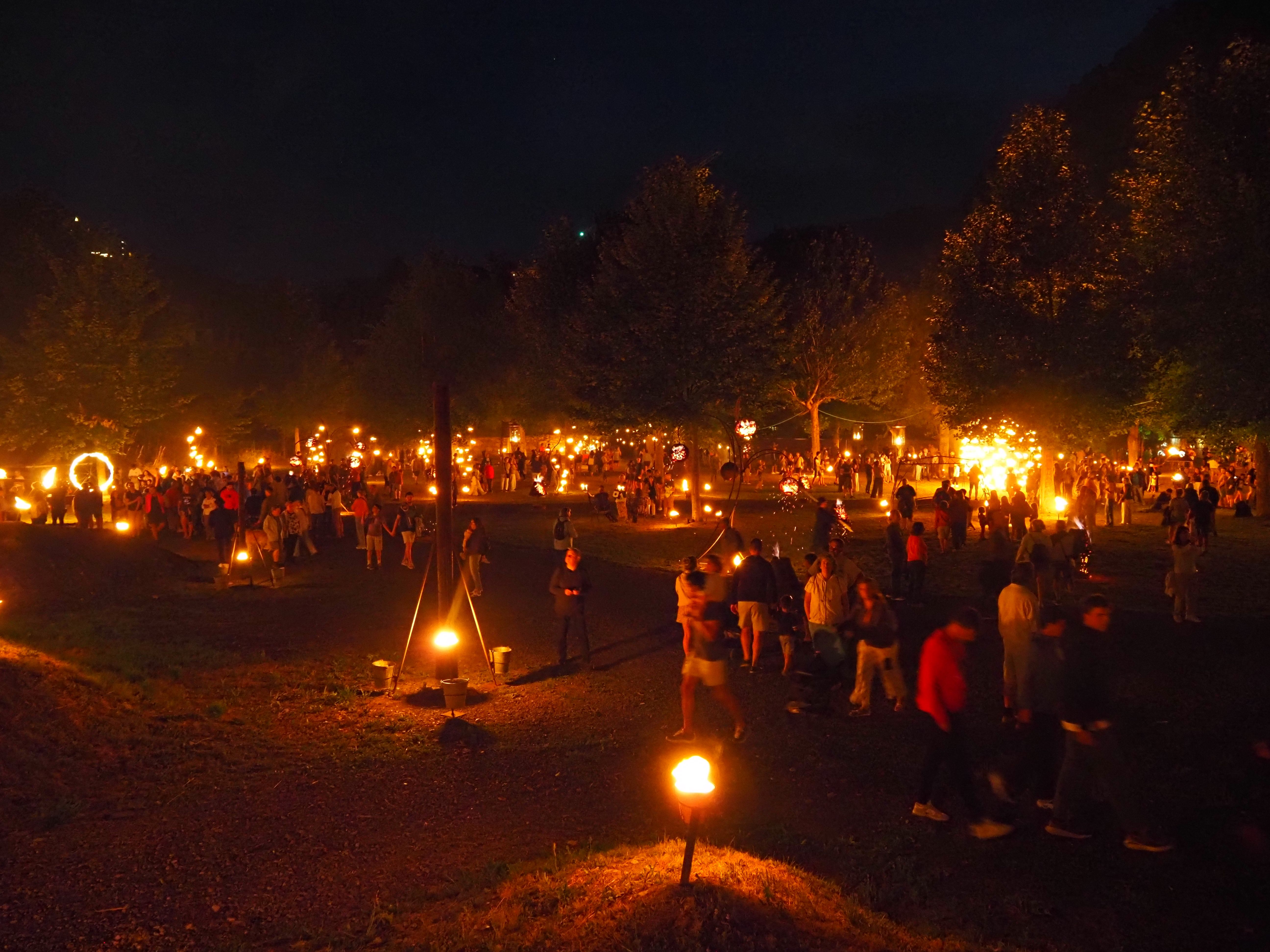 L'antic Càmping Pla s'ha omplert per gaudir de la instal·lació de foc. L'antic Càmping Pla s'ha omplert per gaudir de la instal·lació de foc.