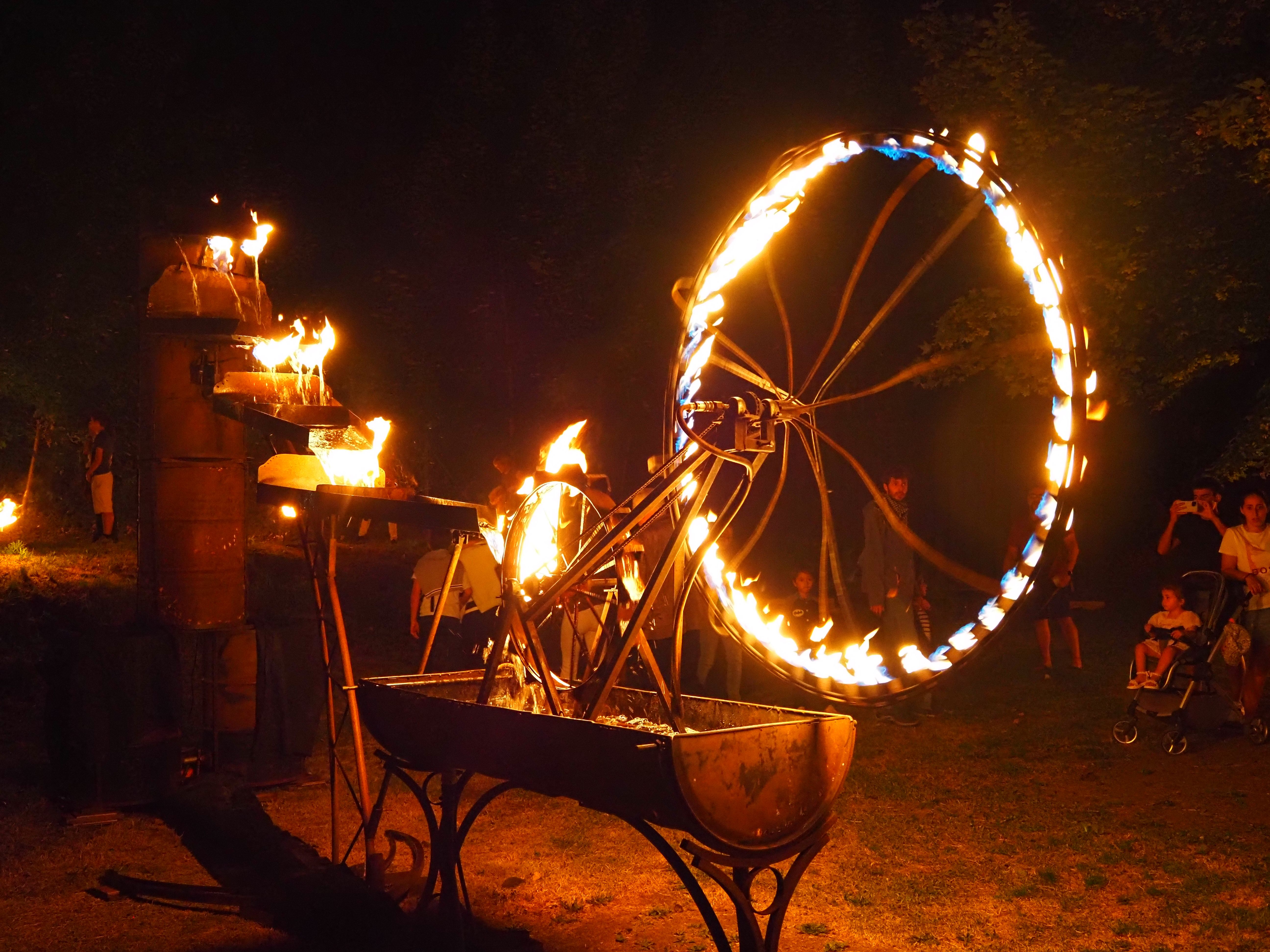 Una de les peces de la instal·lació de foc a l'antic Càmping Pla. Una de les peces de la instal·lació de foc a l'antic Càmping Pla.