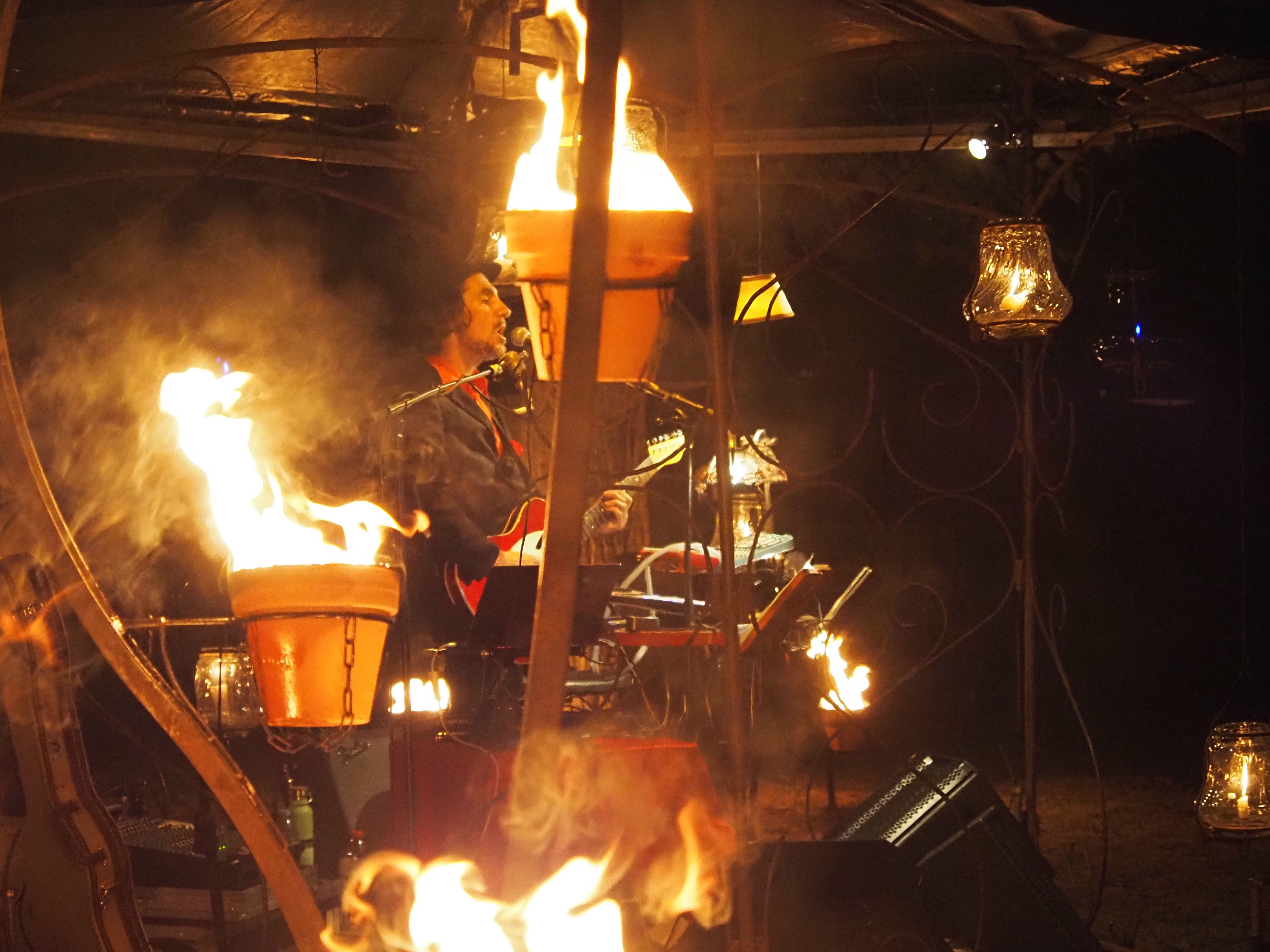 La instal·lació de foc ha anat acompanyada de música en directe. La instal·lació de foc ha anat acompanyada de música en directe.