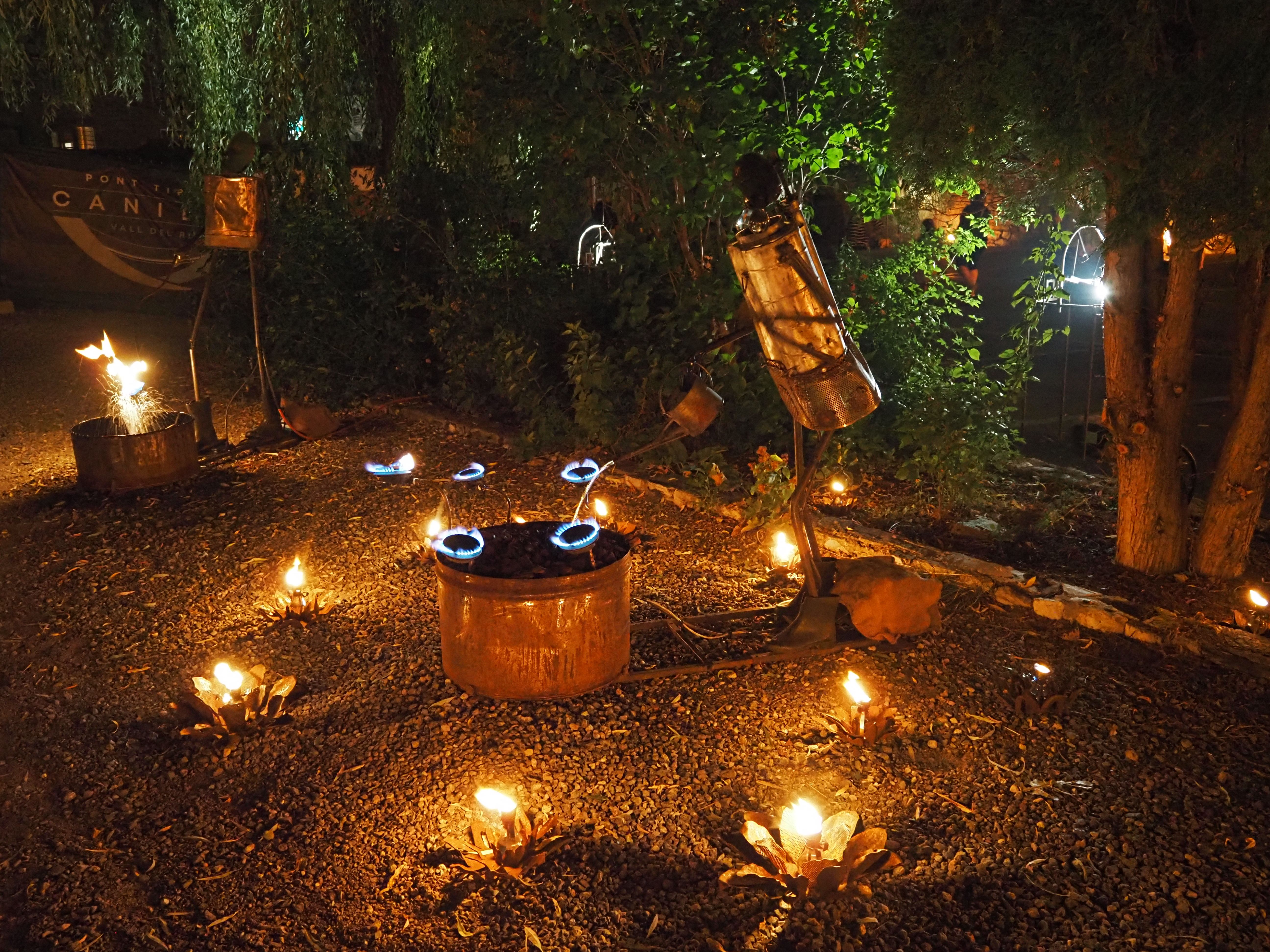 Una de les peces de la instal·lació de foc a l'antic Càmping Pla. Una de les peces de la instal·lació de foc a l'antic Càmping Pla.