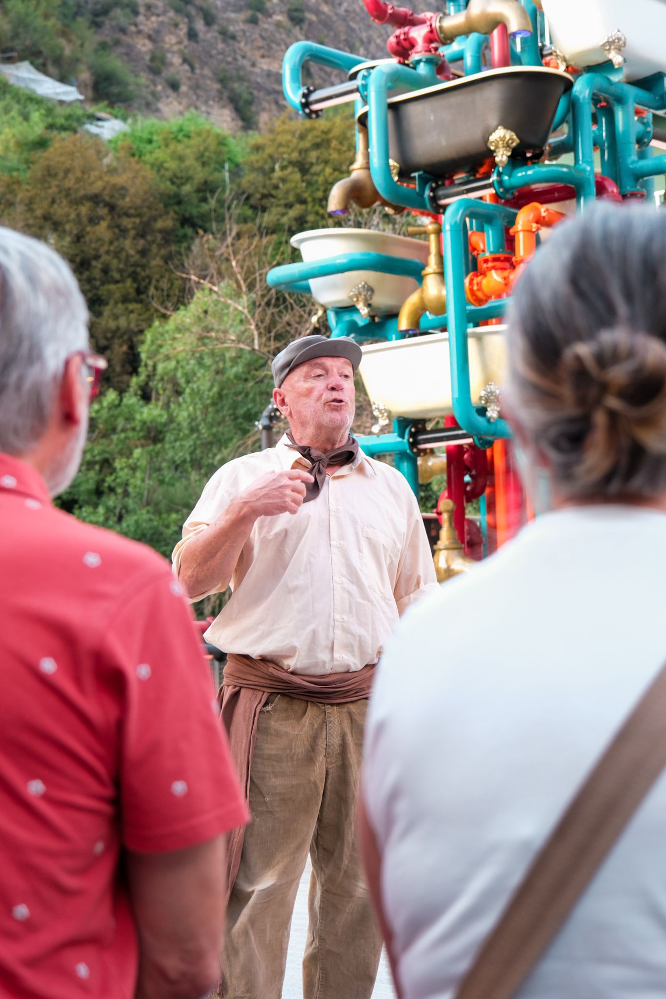 Donant explicacions al costat d'un 'element nou'. Donant explicacions al costat d'un 'element nou'.