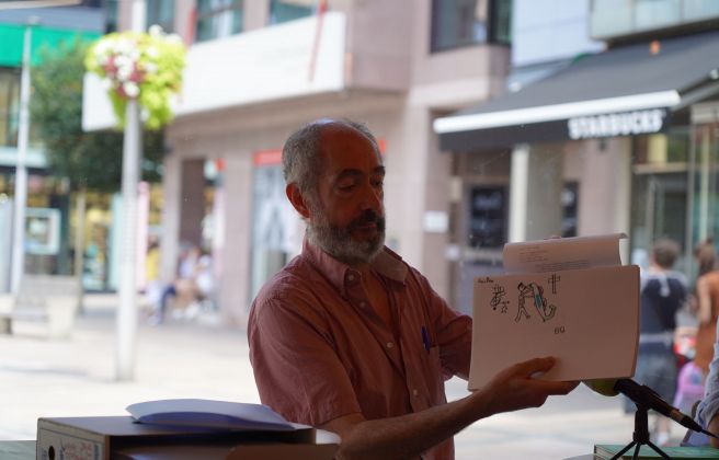 Un dels editors ensenyant els dibuixos. Un dels editors ensenyant els dibuixos.