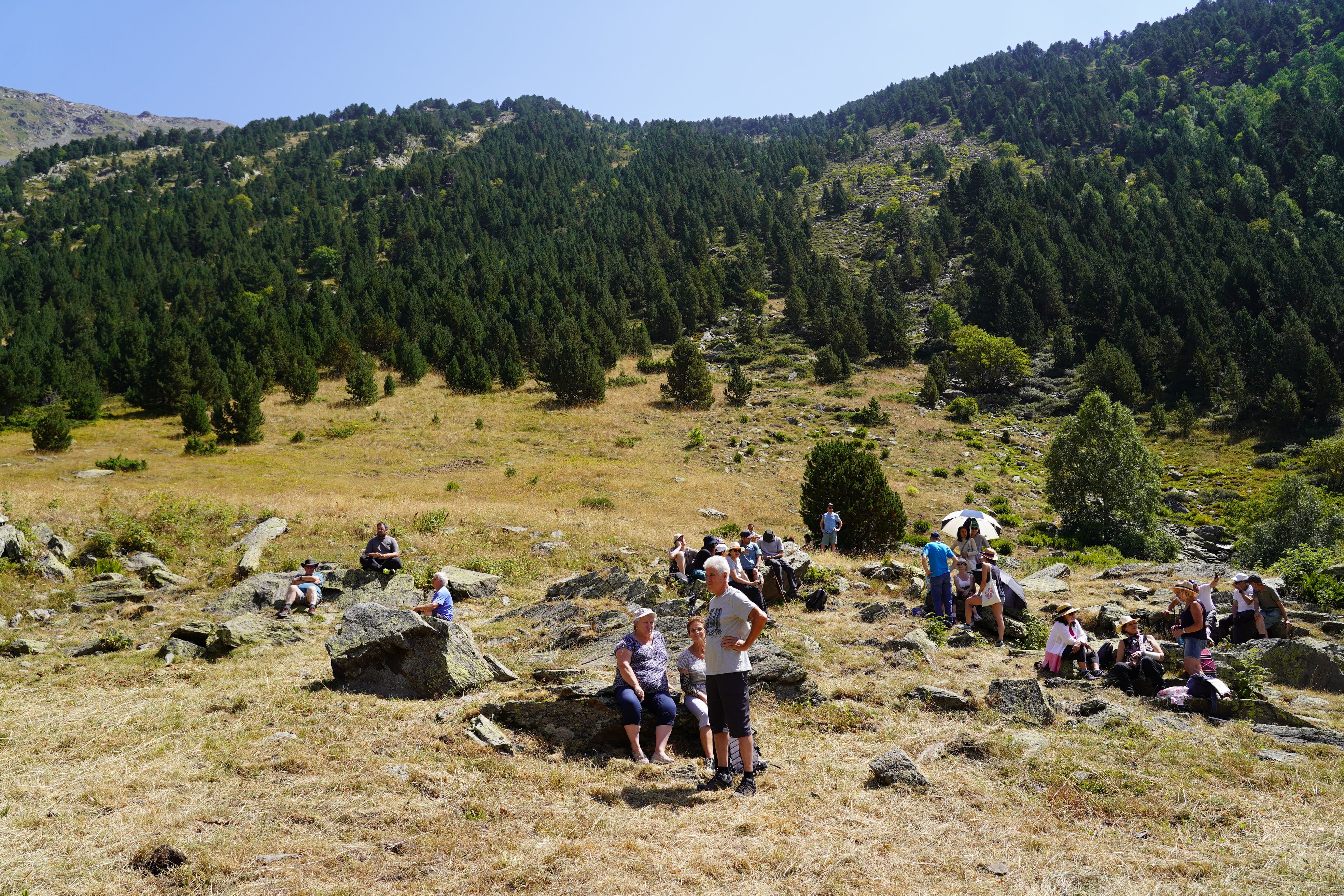 Més assistents esperant el dinar popular de la jornada.