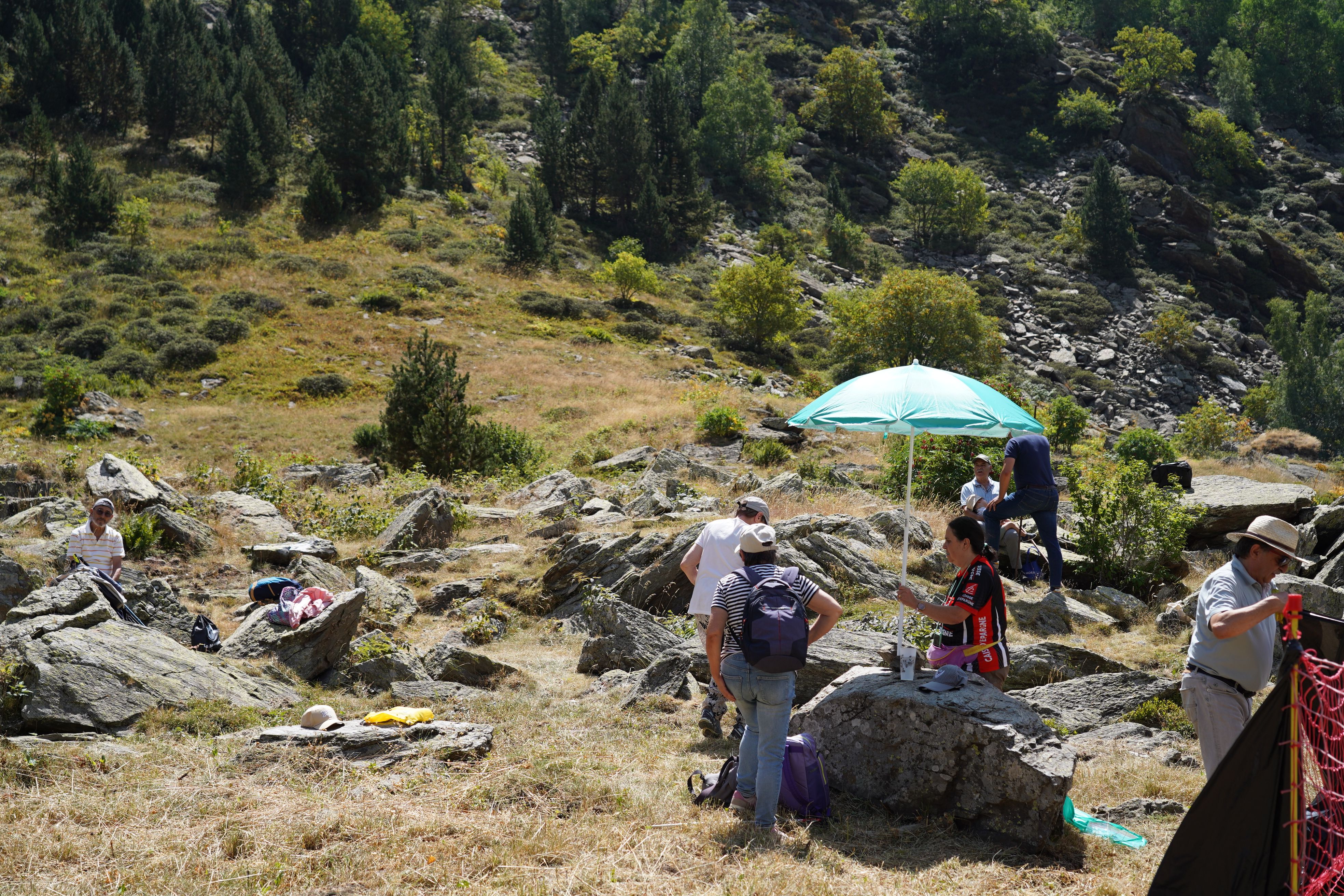 Visitants preparant l’espai per dinar.