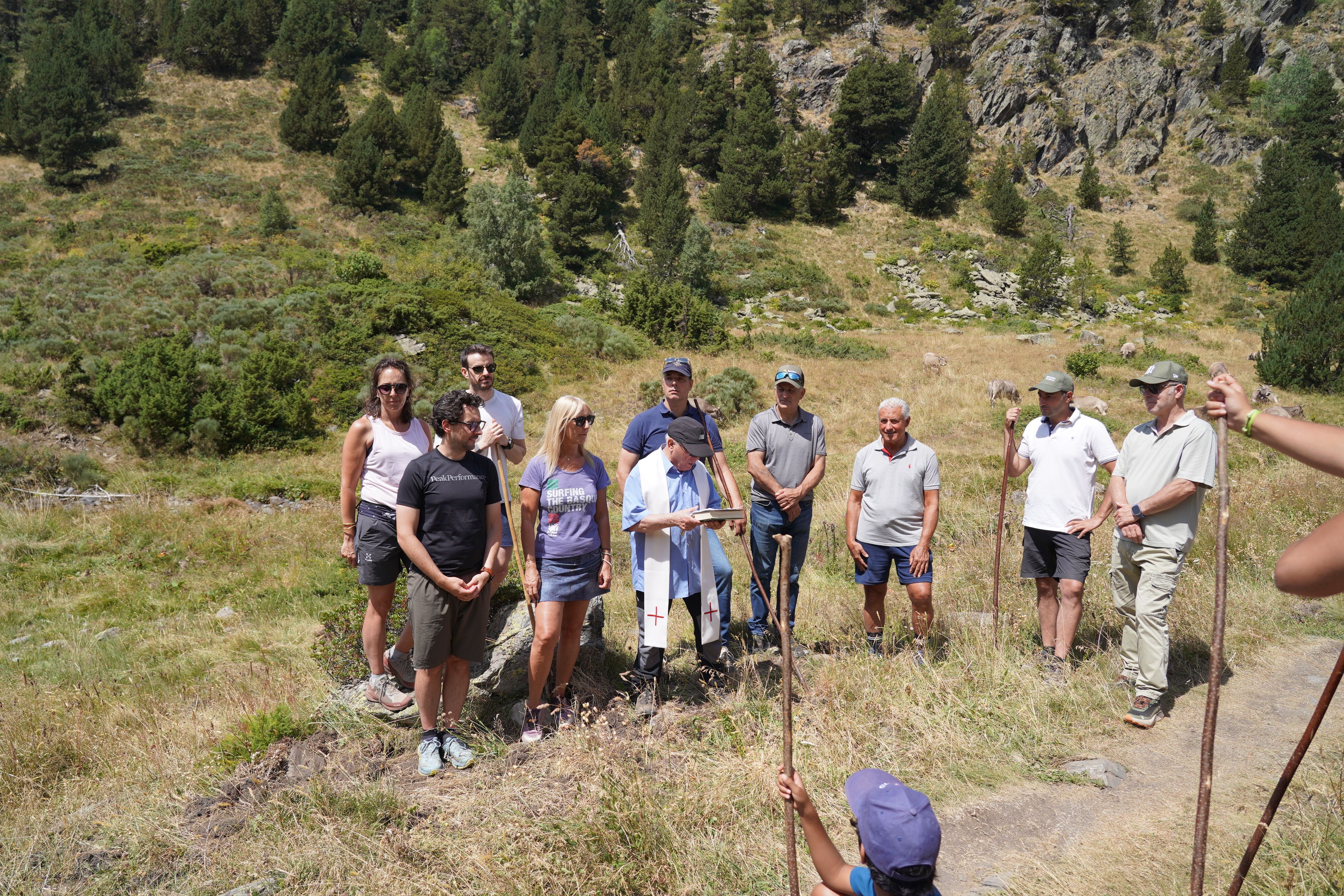 Les autoritats i el mossèn Joan Fenosa durant l’acte de benedicció.