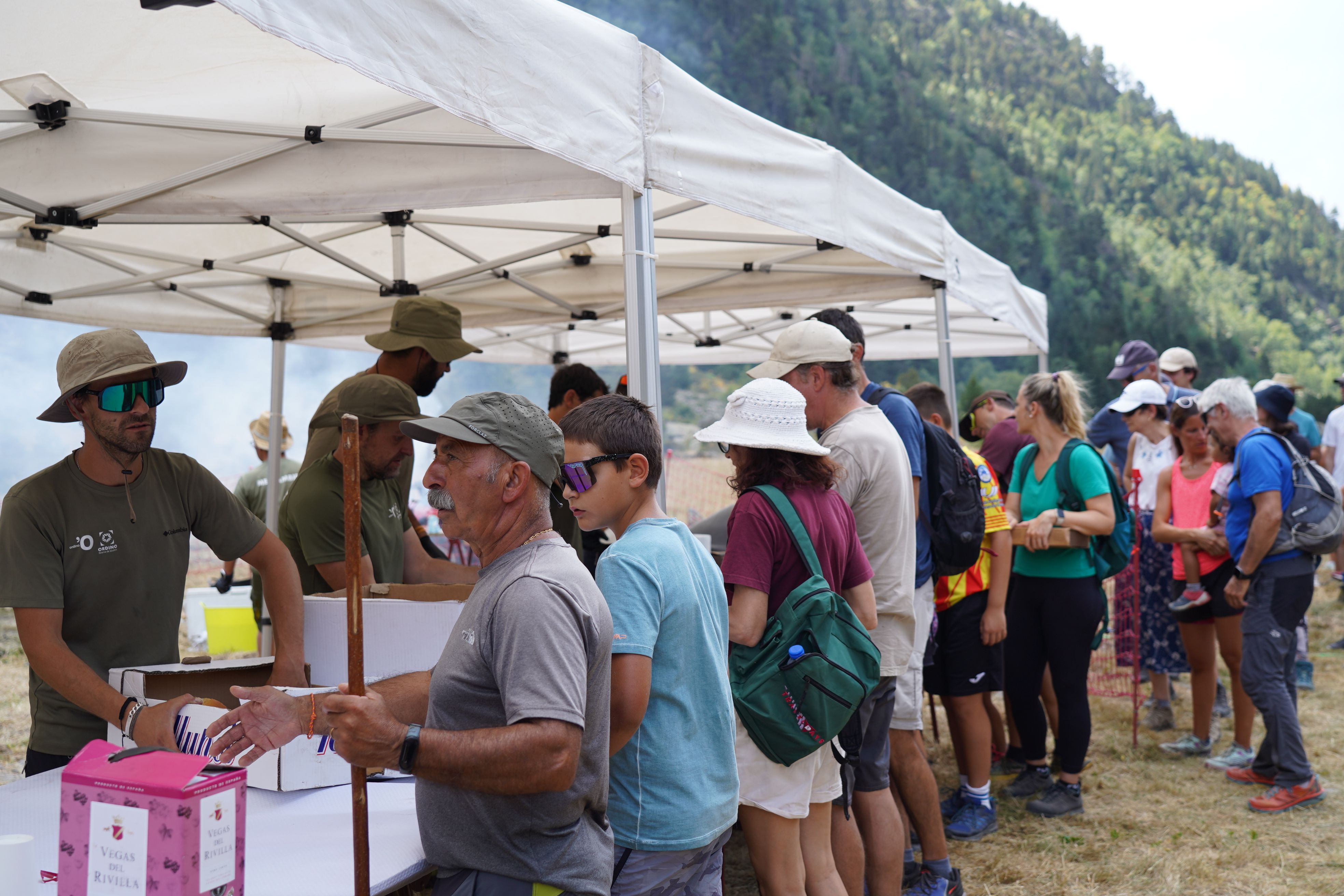 Assistents a la cua del repartiment del dinar.