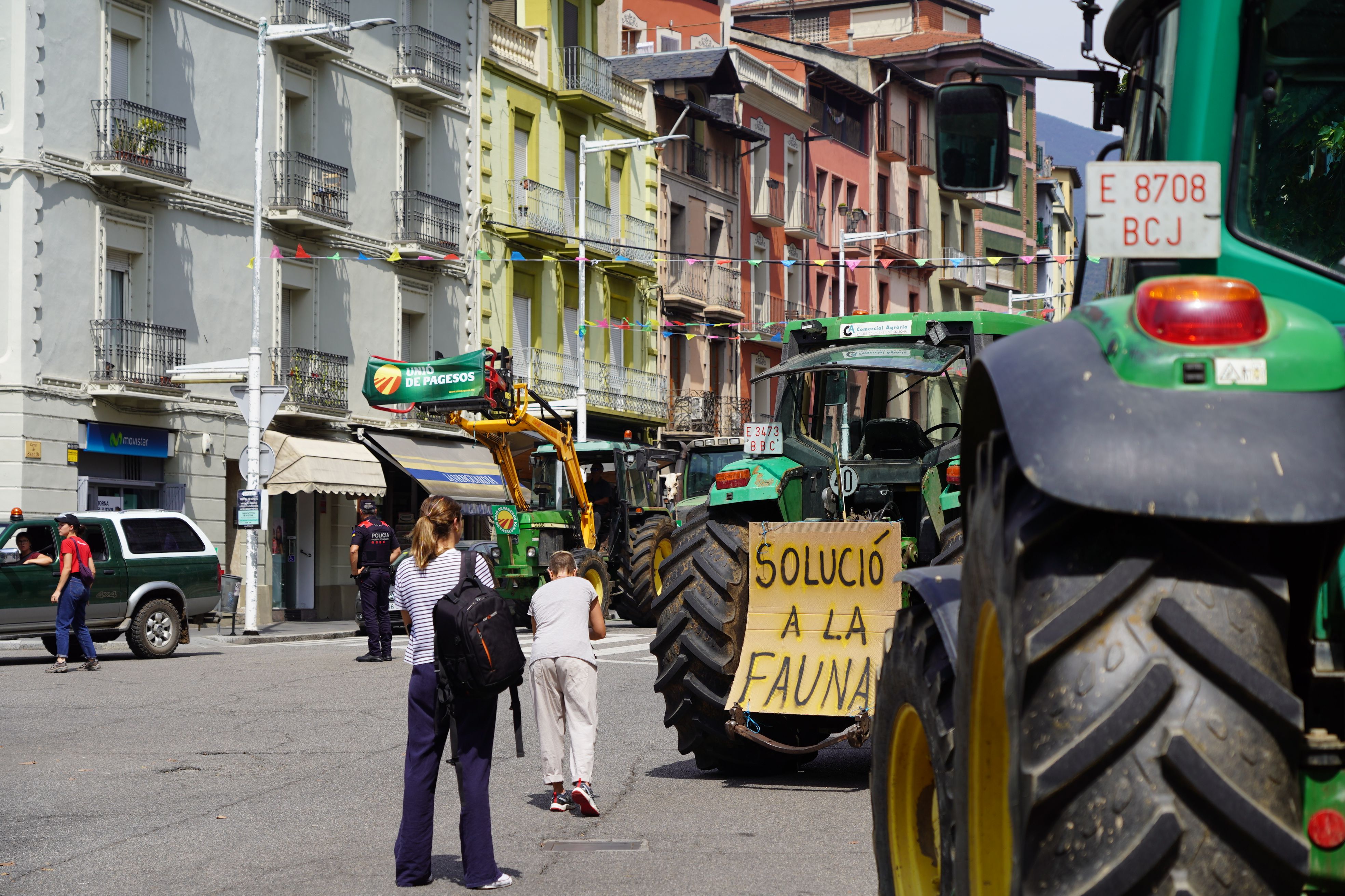 Els tractors aparcats al passeig. Els tractors aparcats al passeig.