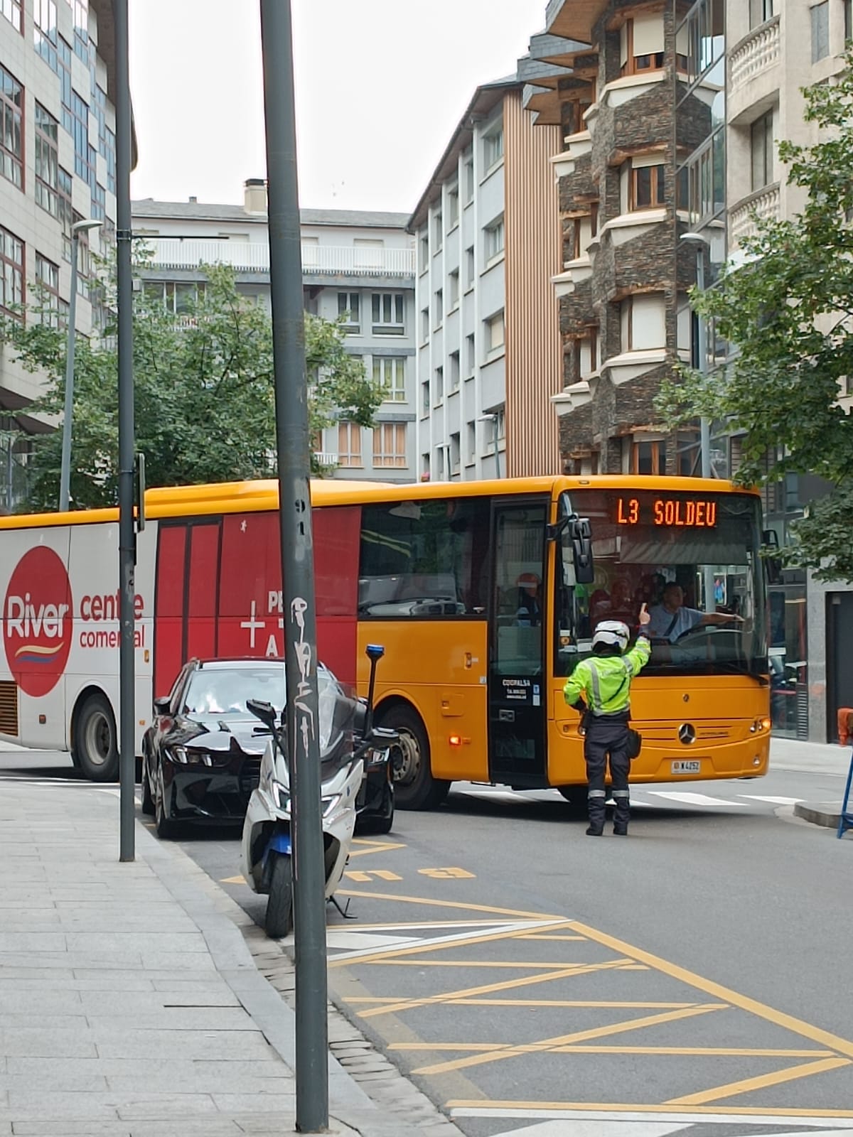 El vehicle que s'ha trobat amb la dificultat per poder maniobrar.