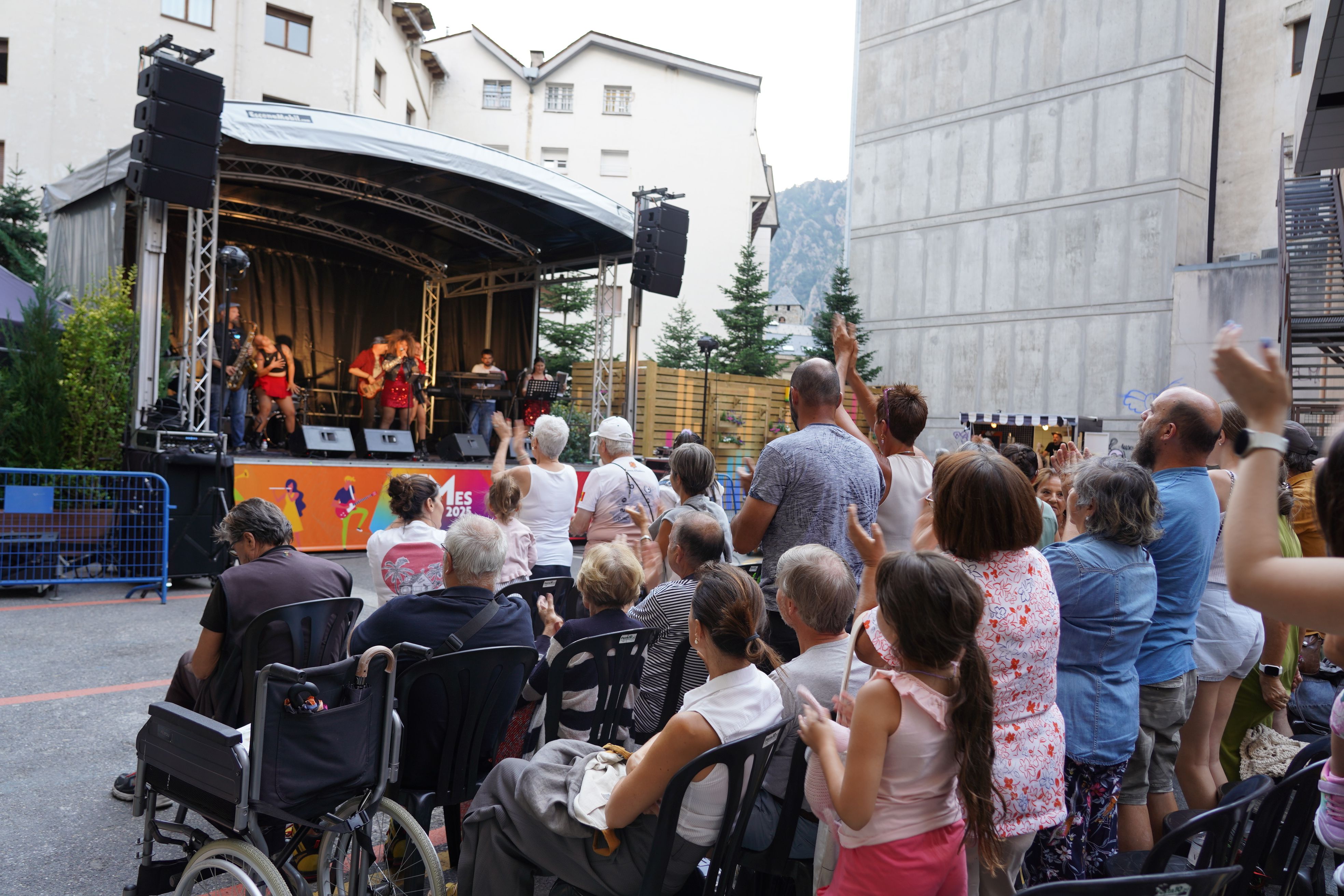 El públic animant. El públic animant.