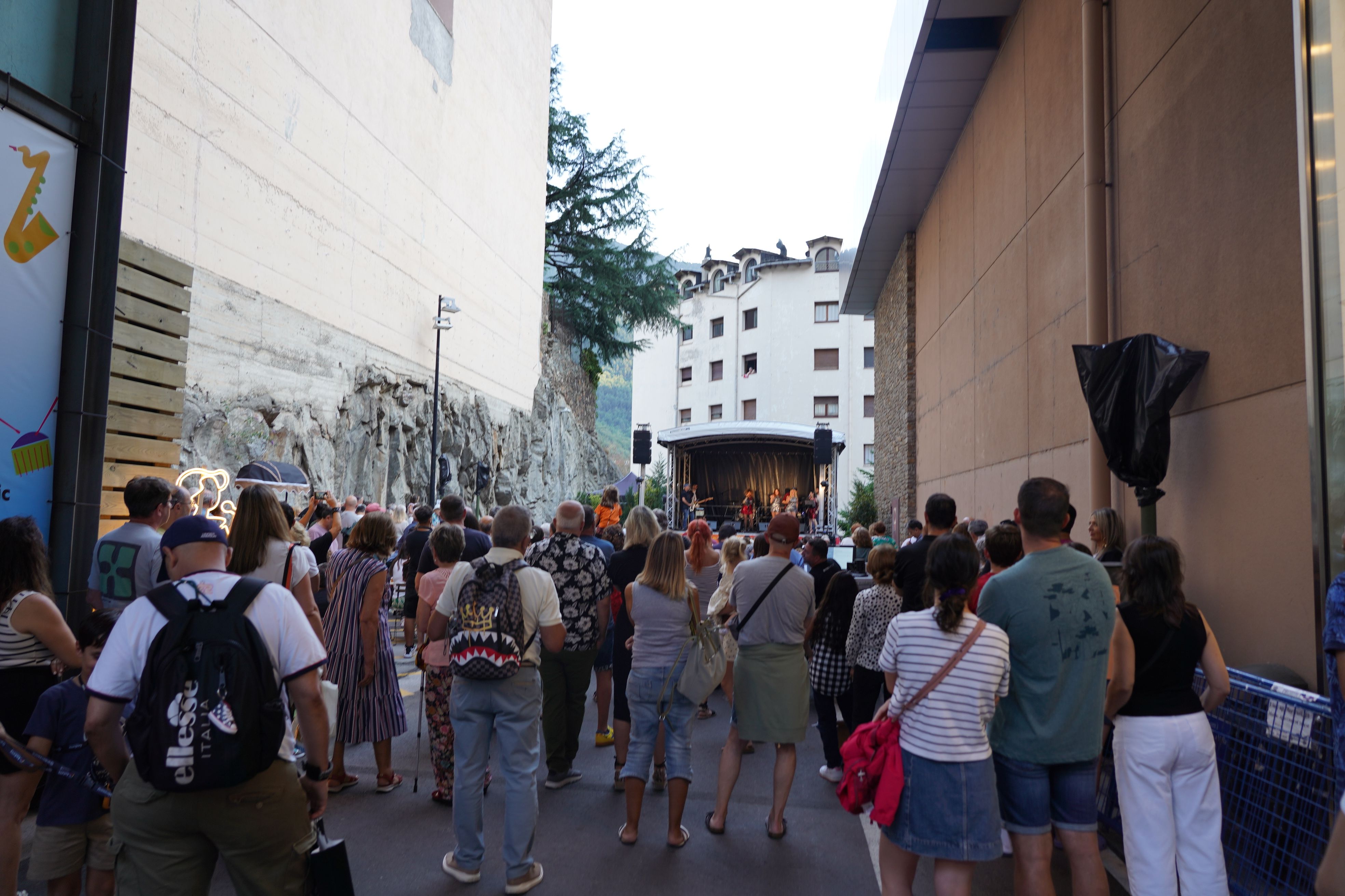 El públic mirant des de fora de l'aparcament. El públic mirant des de fora de l'aparcament.