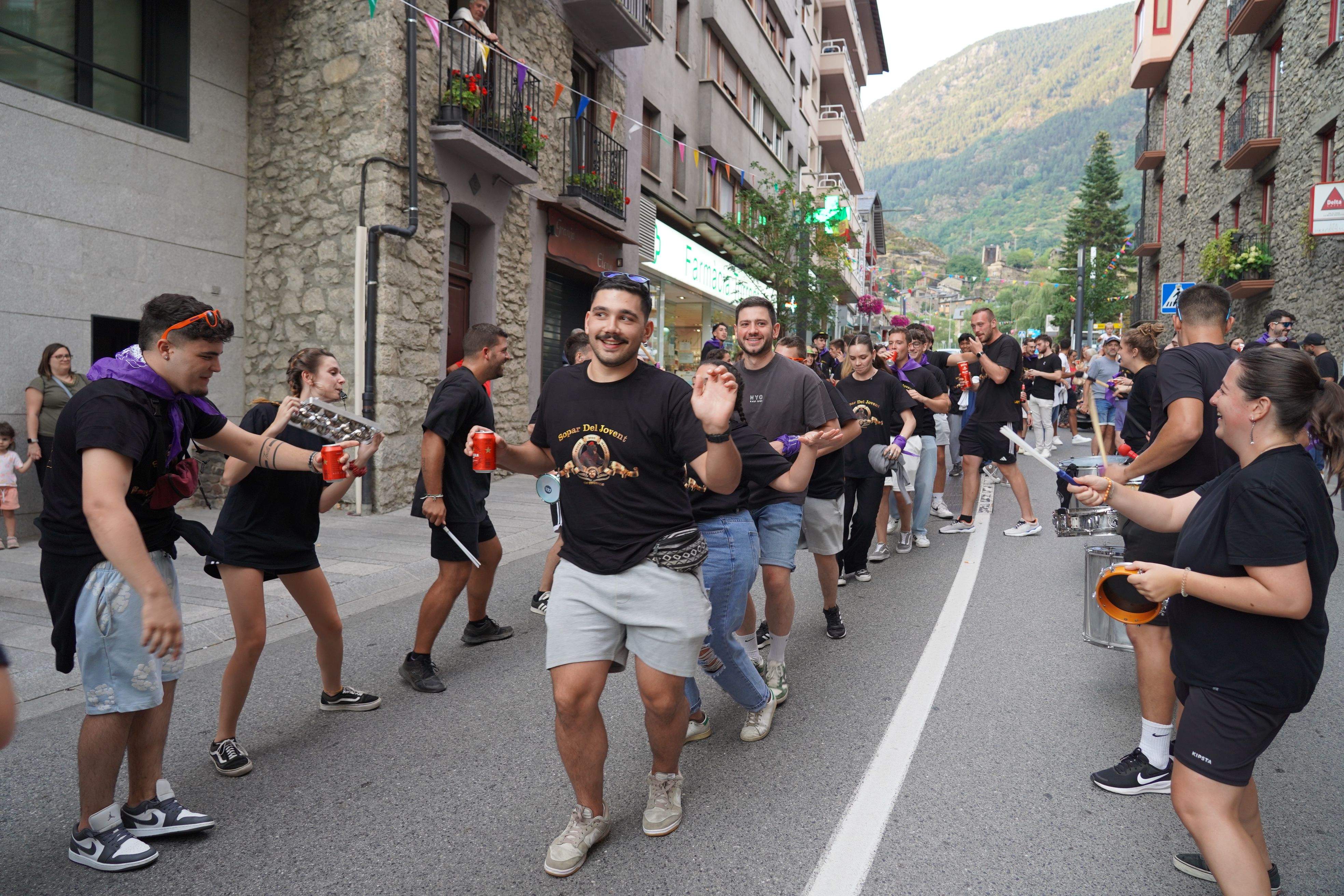 El jovent, passant-s'ho bé amb la cercavila.