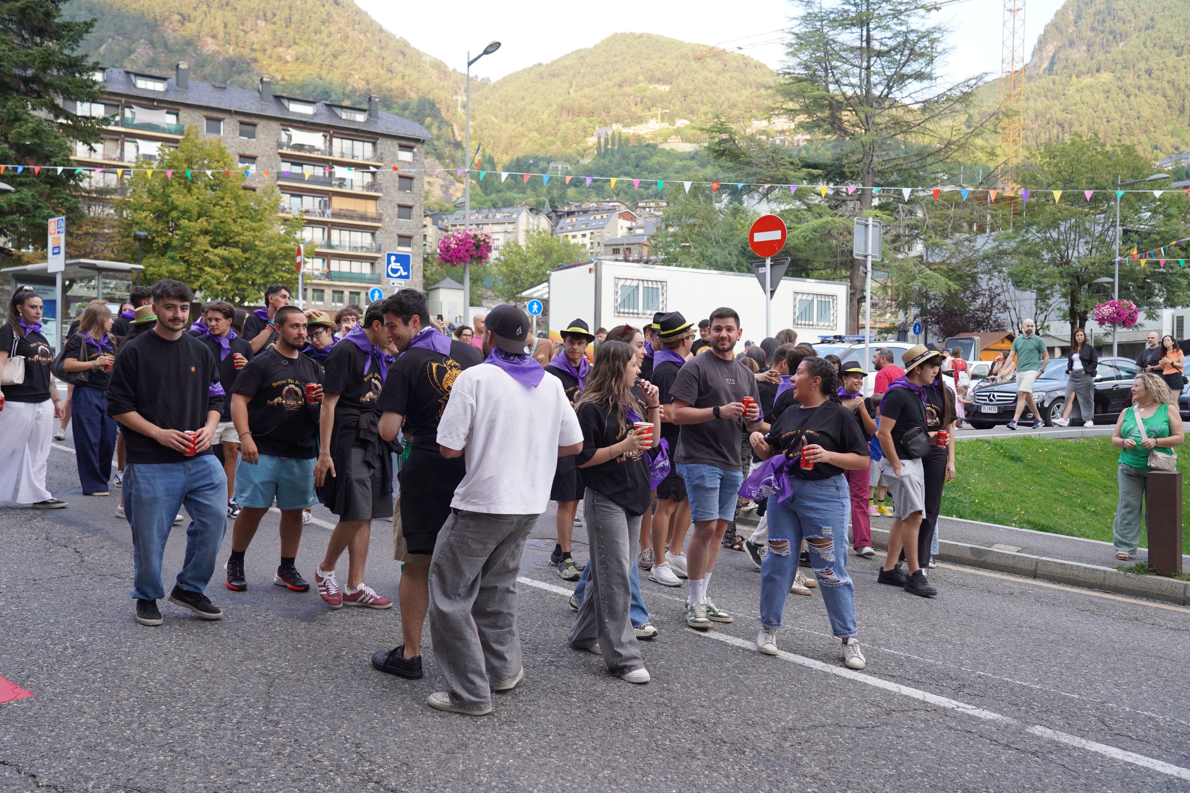 El jovent seguint el grup d'animacio. El jovent seguint el grup d'animacio.