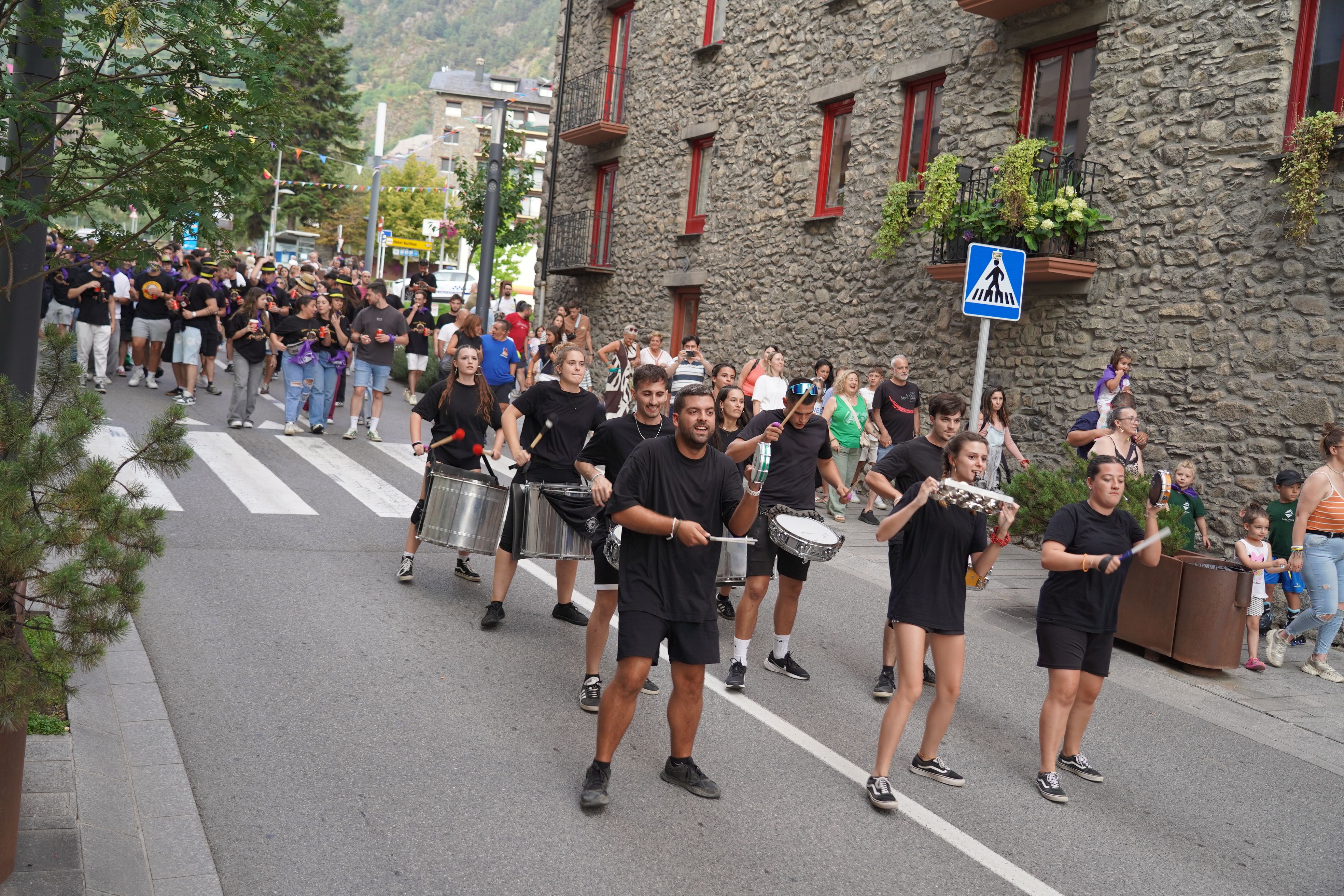 La rua ha recorregut un bon tram de l'avinguda Joan Martí. La rua ha recorregut un bon tram de l'avinguda Joan Martí.