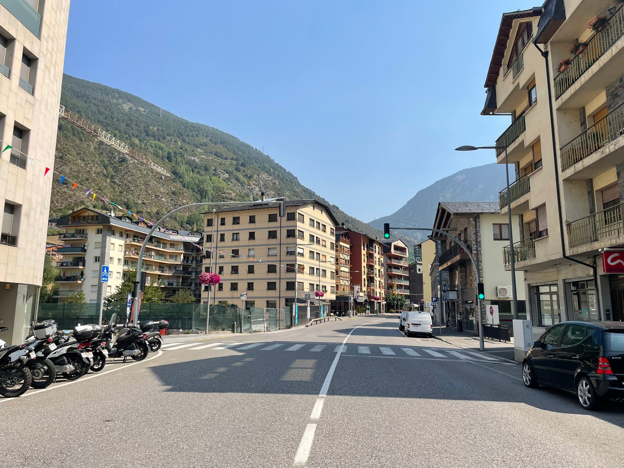 Tram de l’avinguda Joan Martí un cop passada –en sentit nord– la zona esportiva de Prada de Moles.