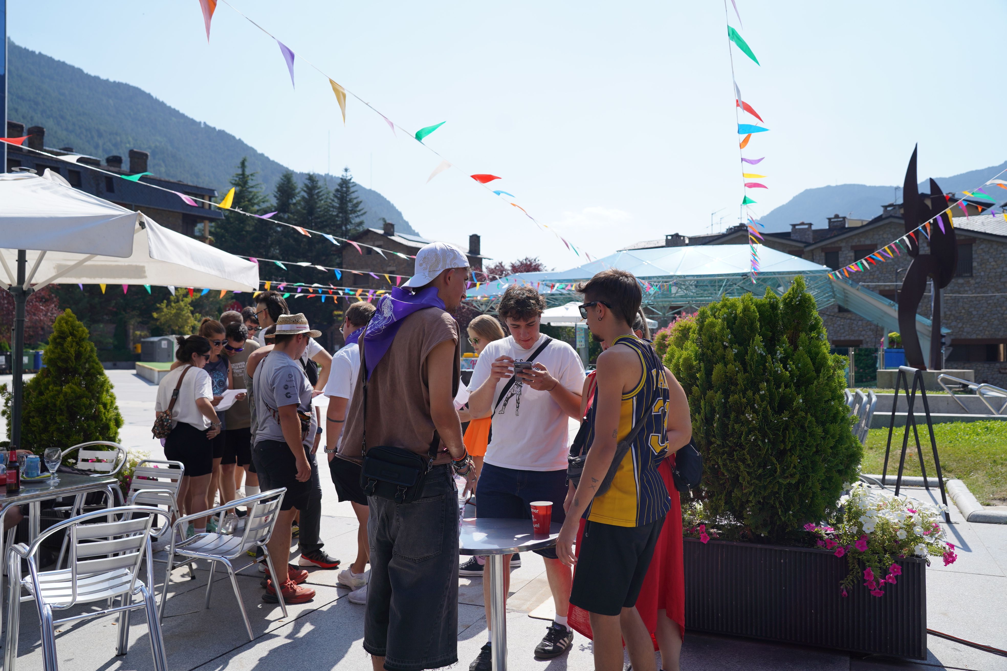 Mirant la 'llista de la compra'. Mirant la 'llista de la compra'.