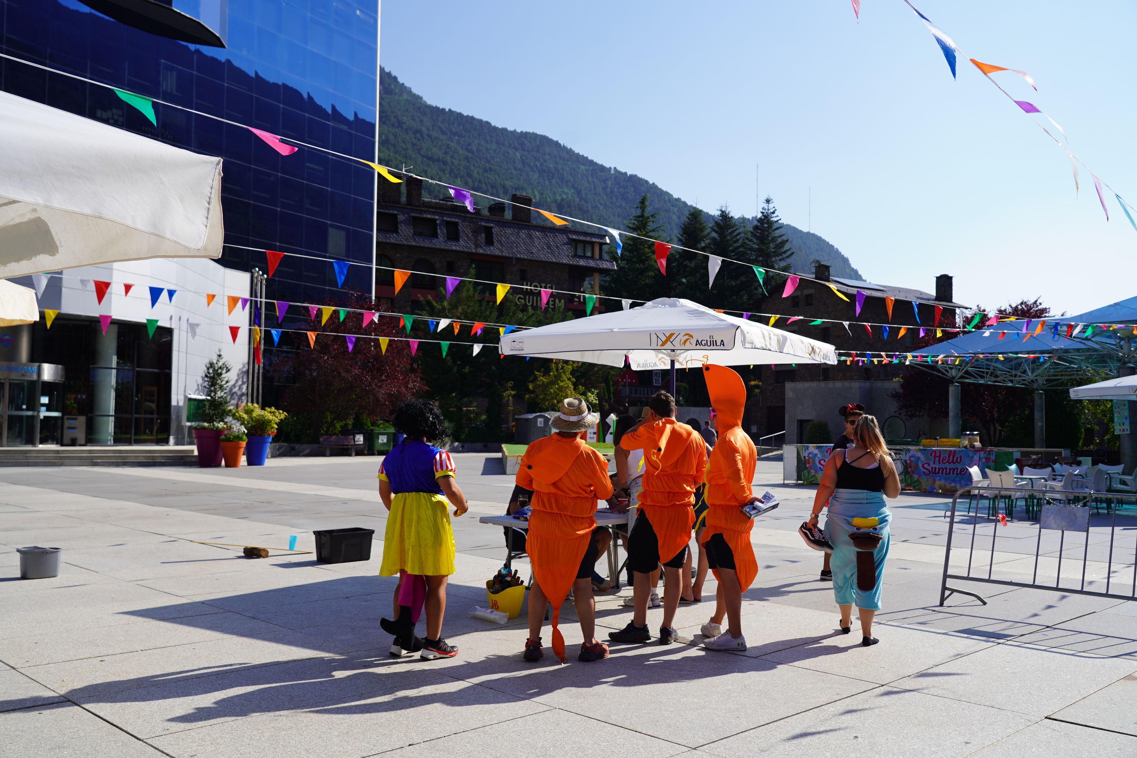 Alguns dels participants amb disfresses. Alguns dels participants amb disfresses.