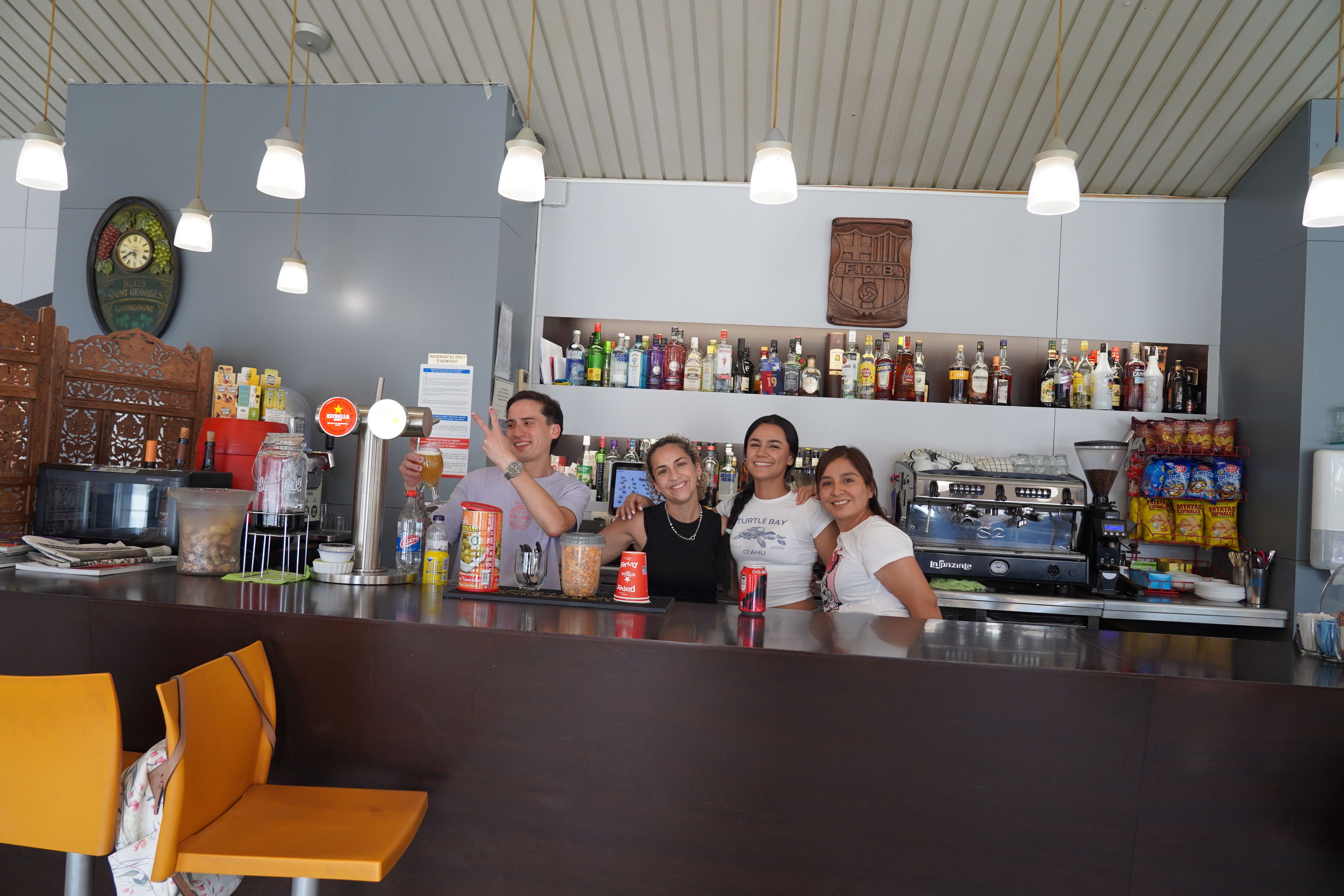 Els cambrers i cambreres del Bar Can Fontcuberta. Els cambrers i cambreres del Bar Can Fontcuberta.