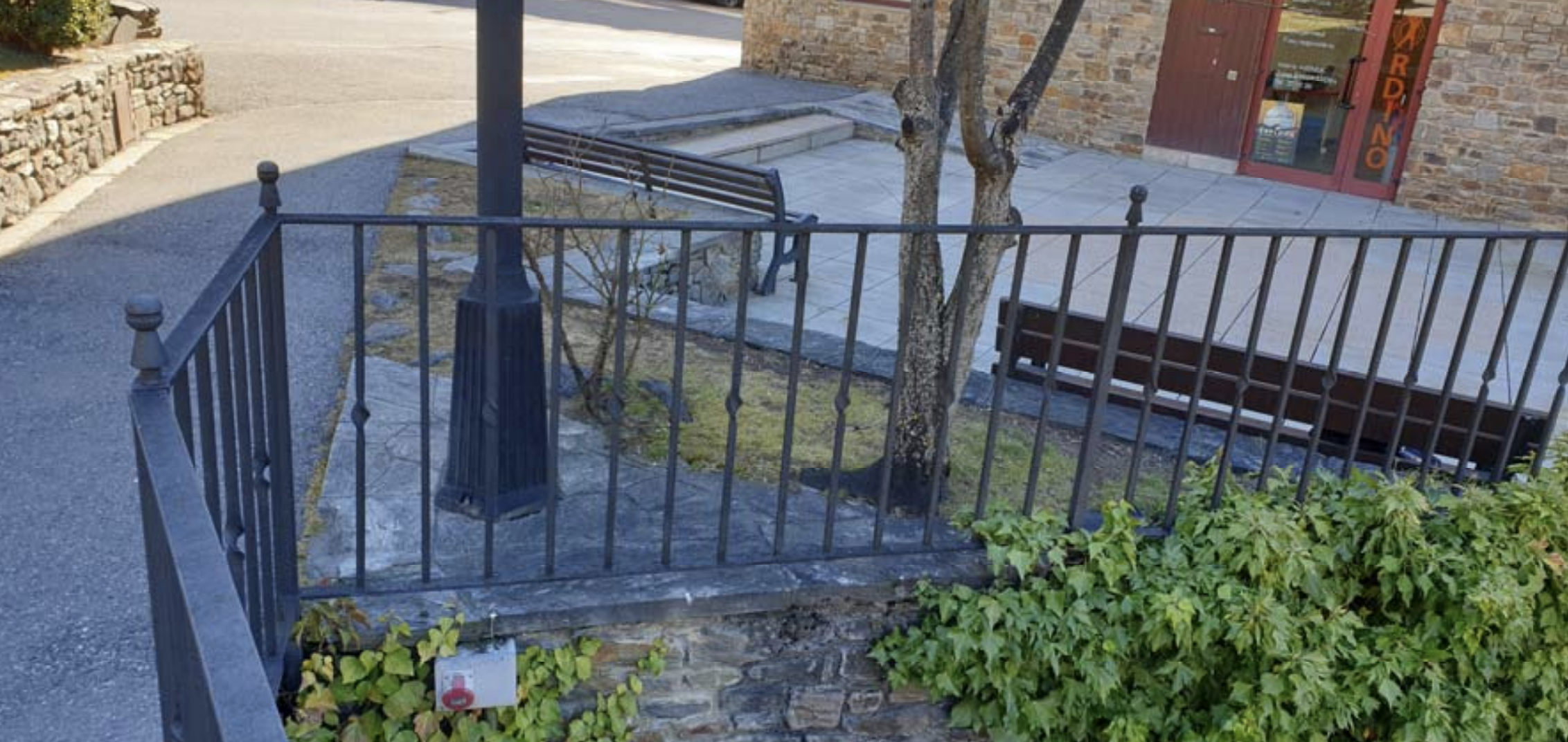 La placeta actual que hi ha sobre la sala de la Bassa.