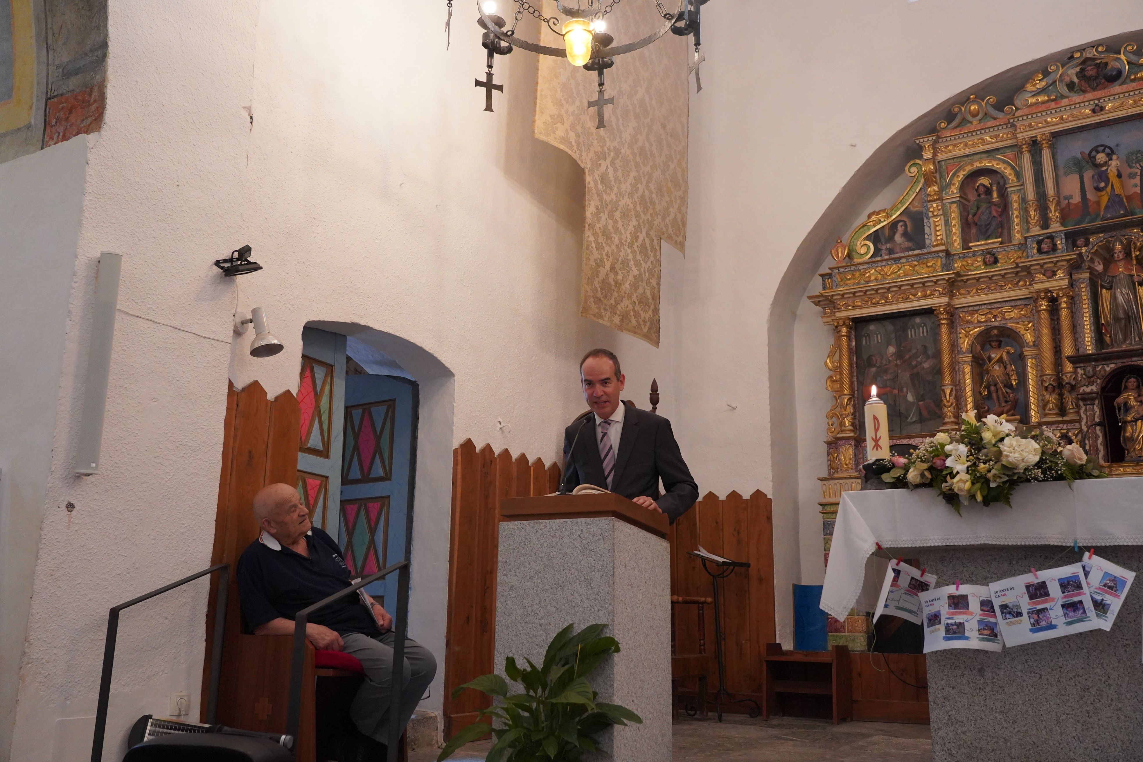 Alcobé explicant la feina feta per a la restauració. Alcobé explicant la feina feta per a la restauració.