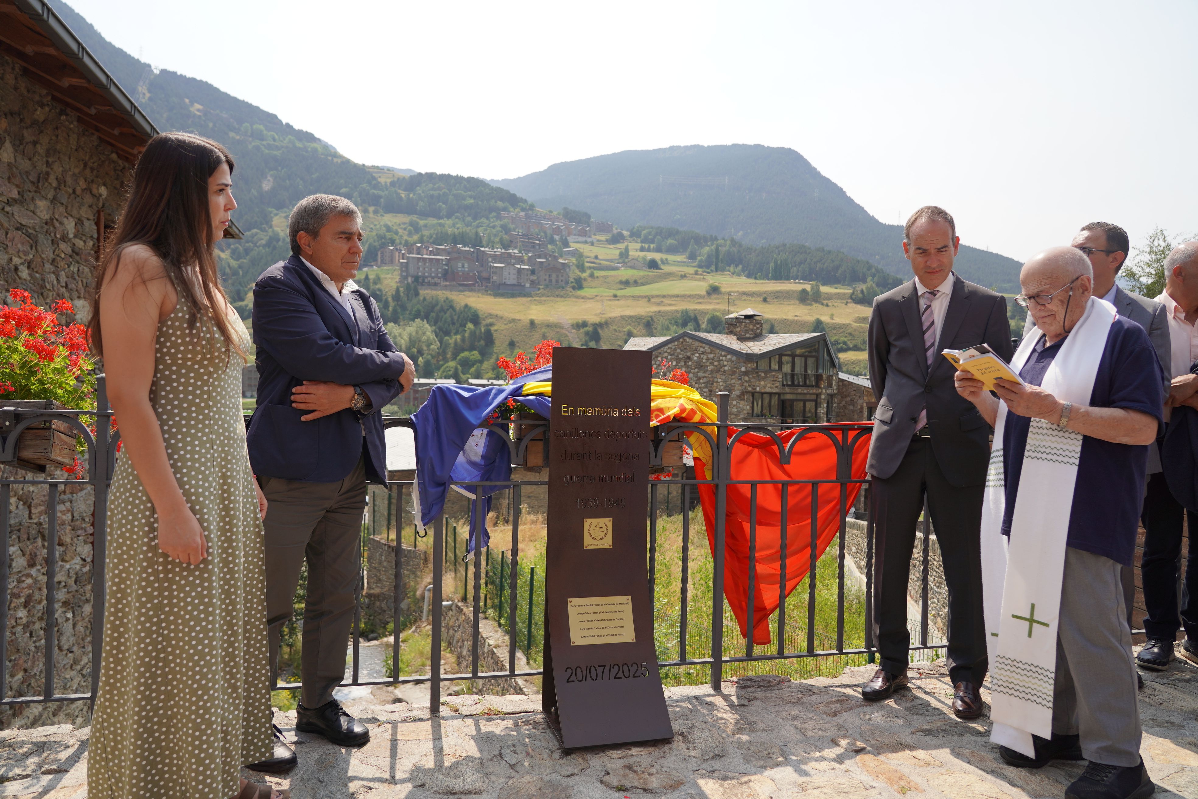 Mossèn Ramon ha beneït el monòlit. Mossèn Ramon ha beneït el monòlit.