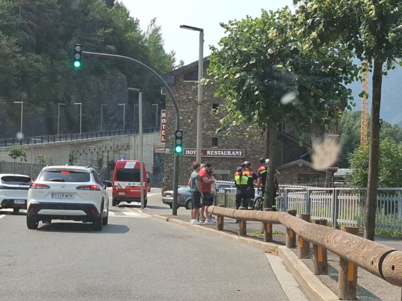 Efectius dels bombers atenent el ferit en l'accident a la general 3.