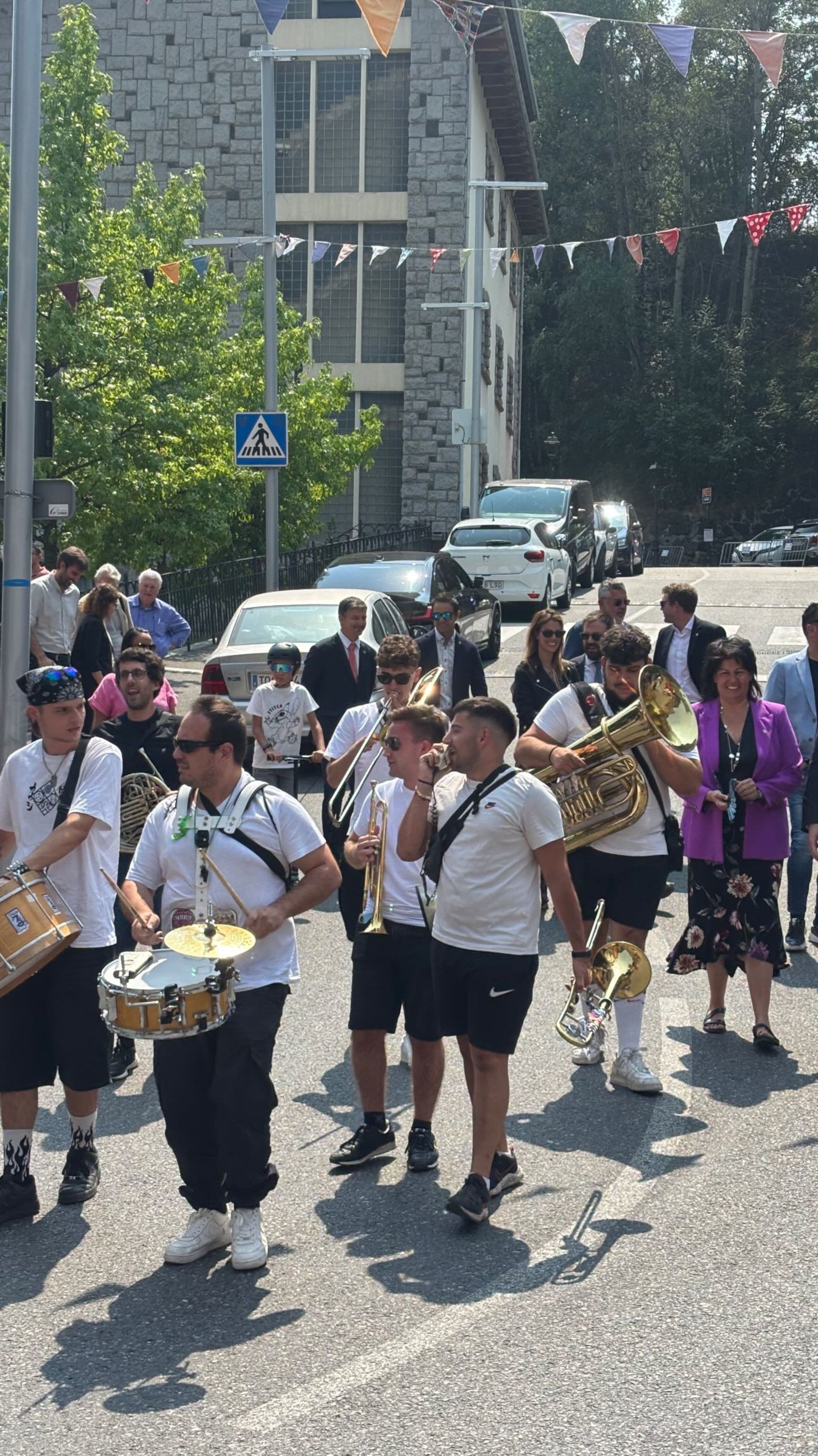 El grup musical que ha animat l'aperitiu amb la cònsol Eva Sansa sumant-se a la festa.