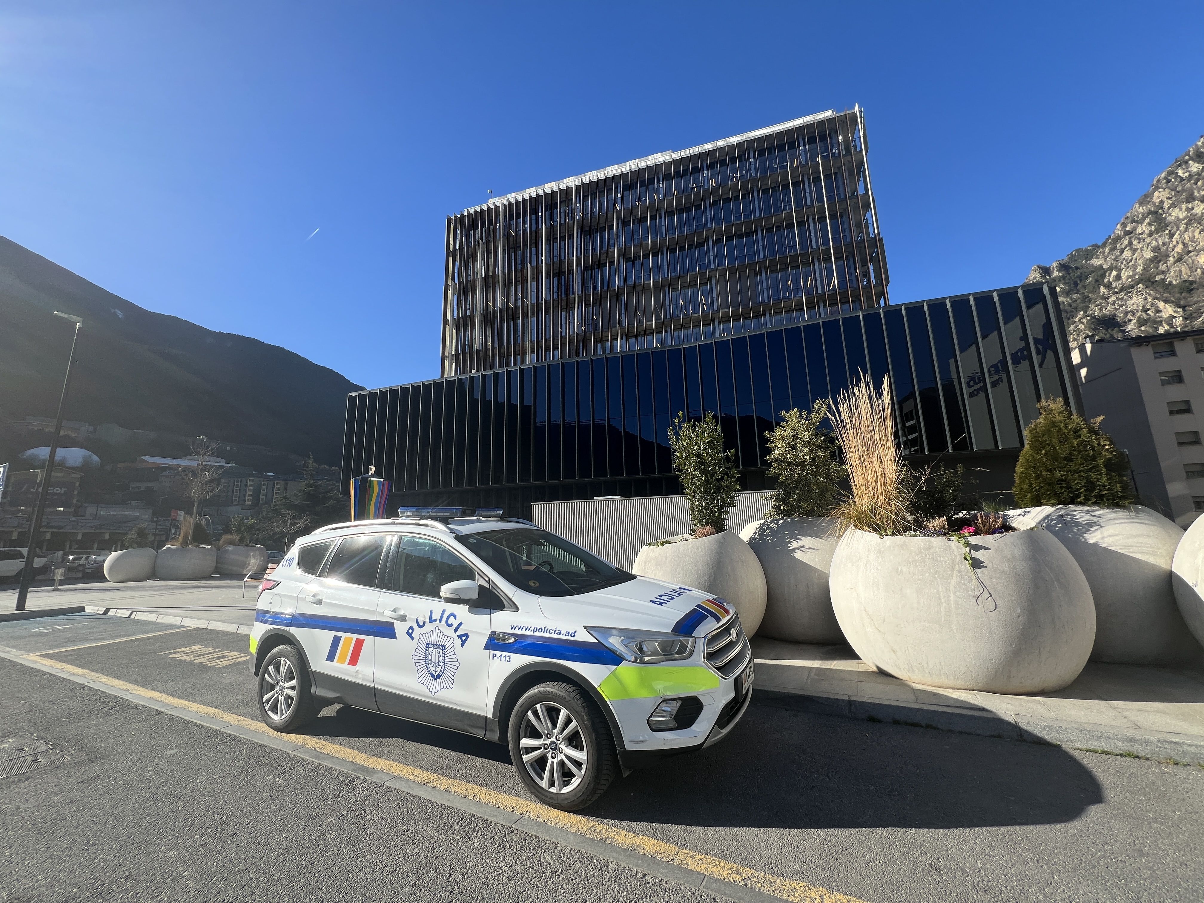 Un cotxe de policia en les immediacions de la Seu de la Justícia.