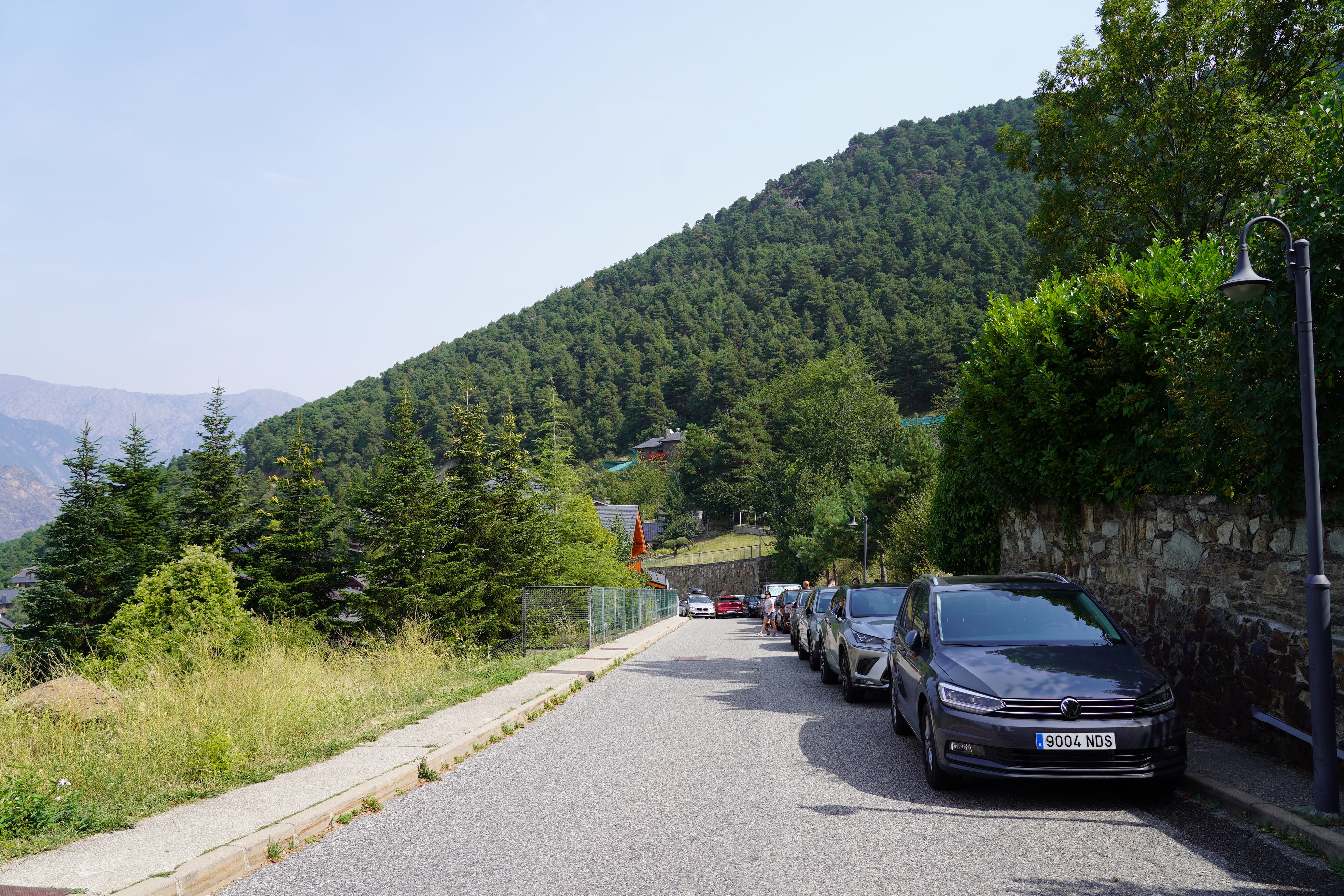 Carrer del Beç en sentit contrari a l’entrada al jardí.