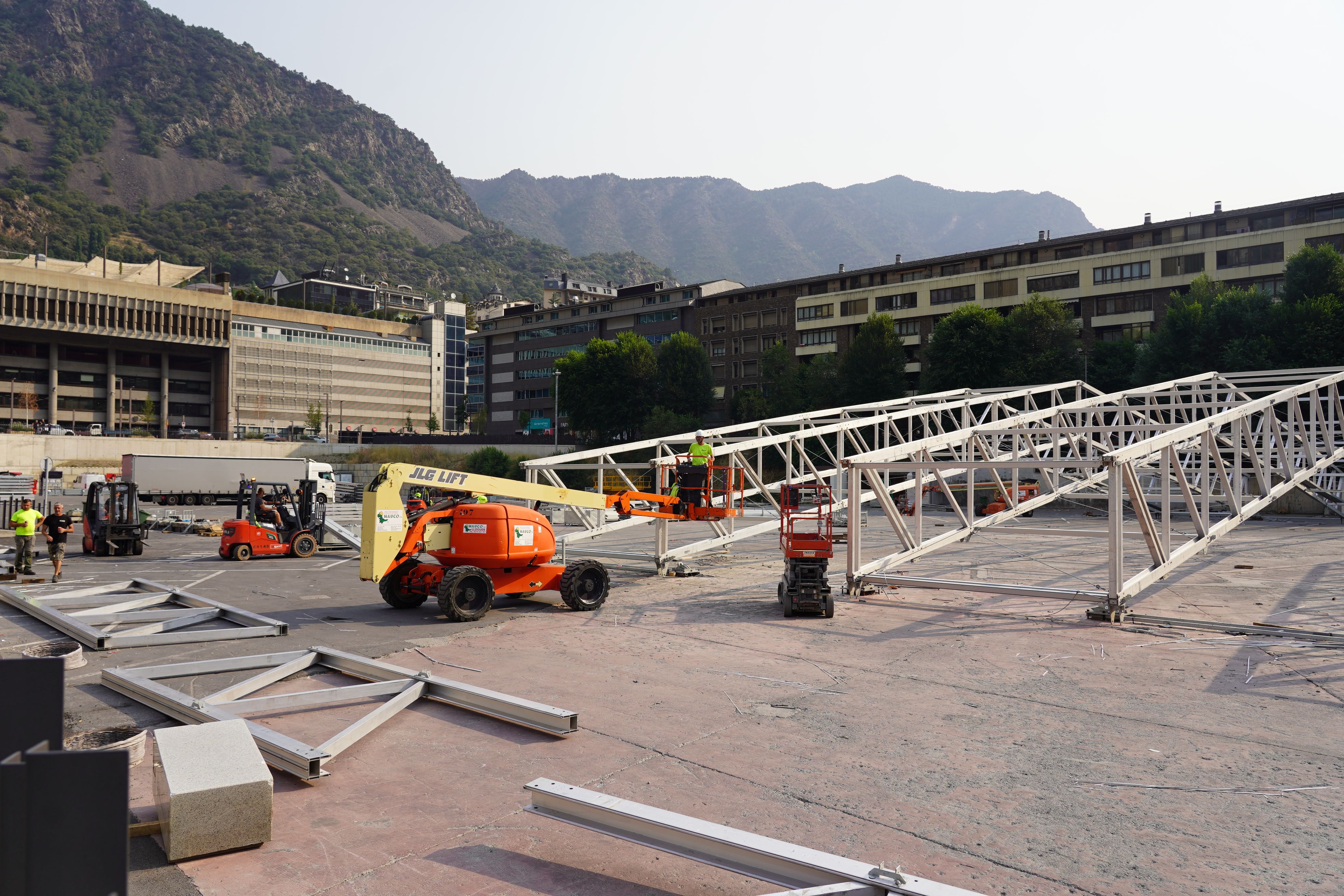 Les obres de desmuntatge de la carpa encara contiuaven aquest dilluns al matí.
