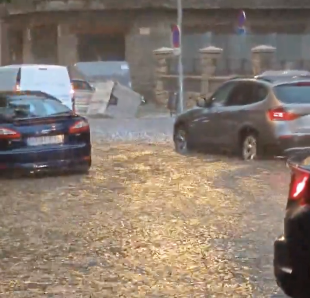 Carrer inundat al centre de la Seu.