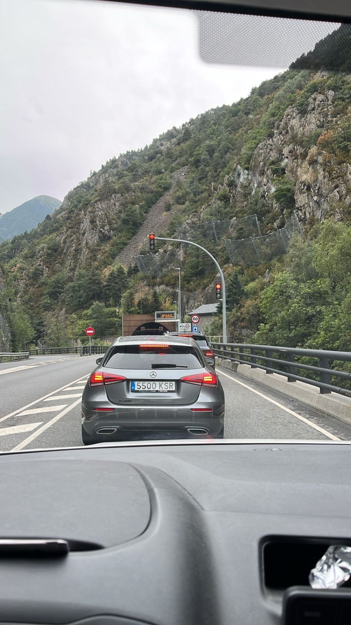 Retencions a la boca d'entrada del túnel del Pont Pla.