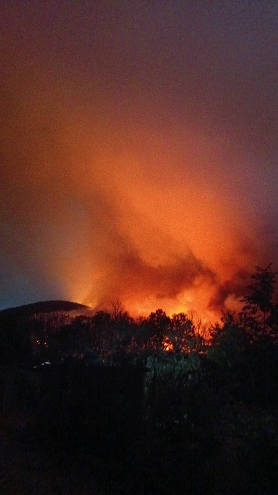 Verin s'ha vist pràcticament envoltat per diversos fronts de foc. Verin s'ha vist pràcticament envoltat per diversos fronts de foc.
