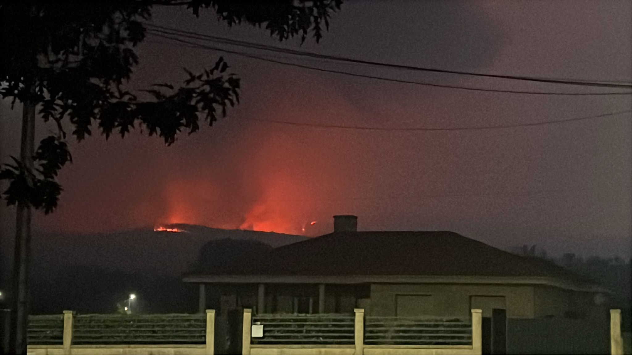 El foc acostant-se en zones habitades. El foc acostant-se en zones habitades.