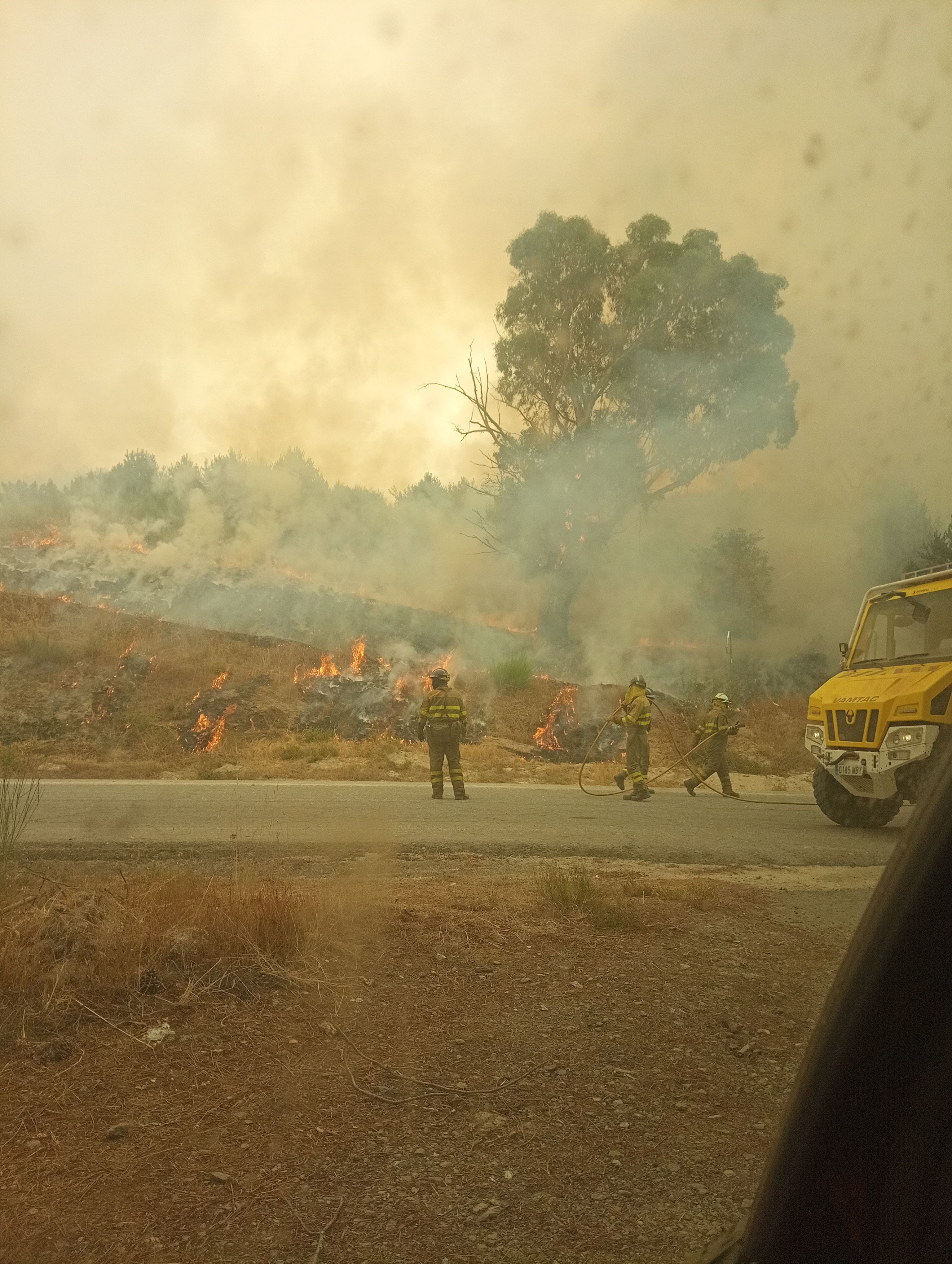 Bombers mirant de combatre les flames. Bombers mirant de combatre les flames.