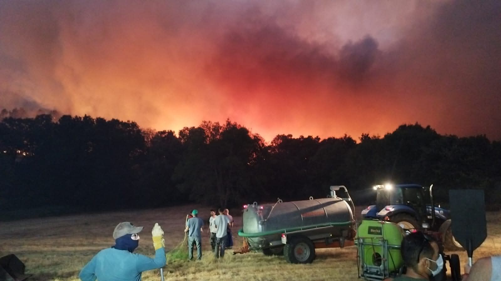 Veïns pagesos amb mitjans propis preparats per combatre el foc. Veïns pagesos amb mitjans propis preparats per combatre el foc.