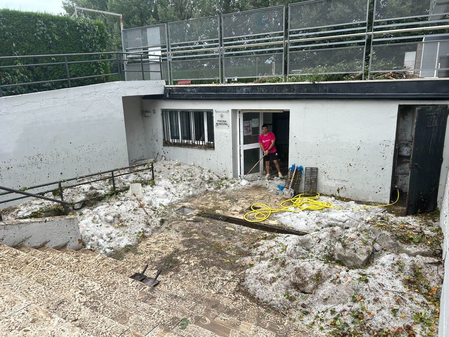 Els vestidors de la piscina municipal han quedat gairebé inutilitzables després de la tempesta d'ahir.