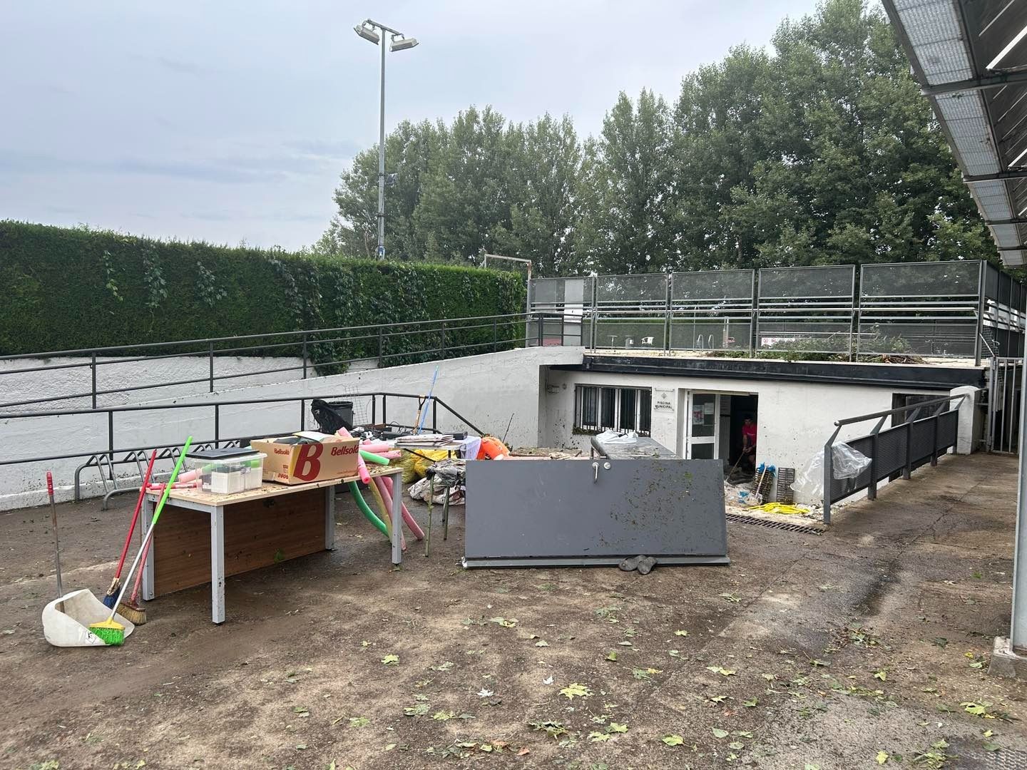 L'exterior de la piscina municipal, col·lapsat. L'exterior de la piscina municipal, col·lapsat.