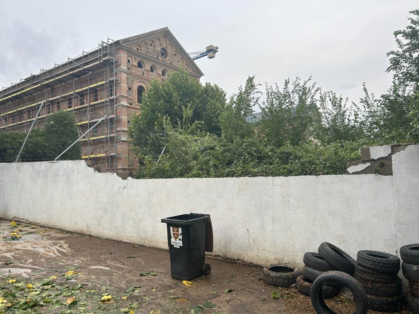 Alguns trossos de mur caiguts per la tempesta. Alguns trossos de mur caiguts per la tempesta.