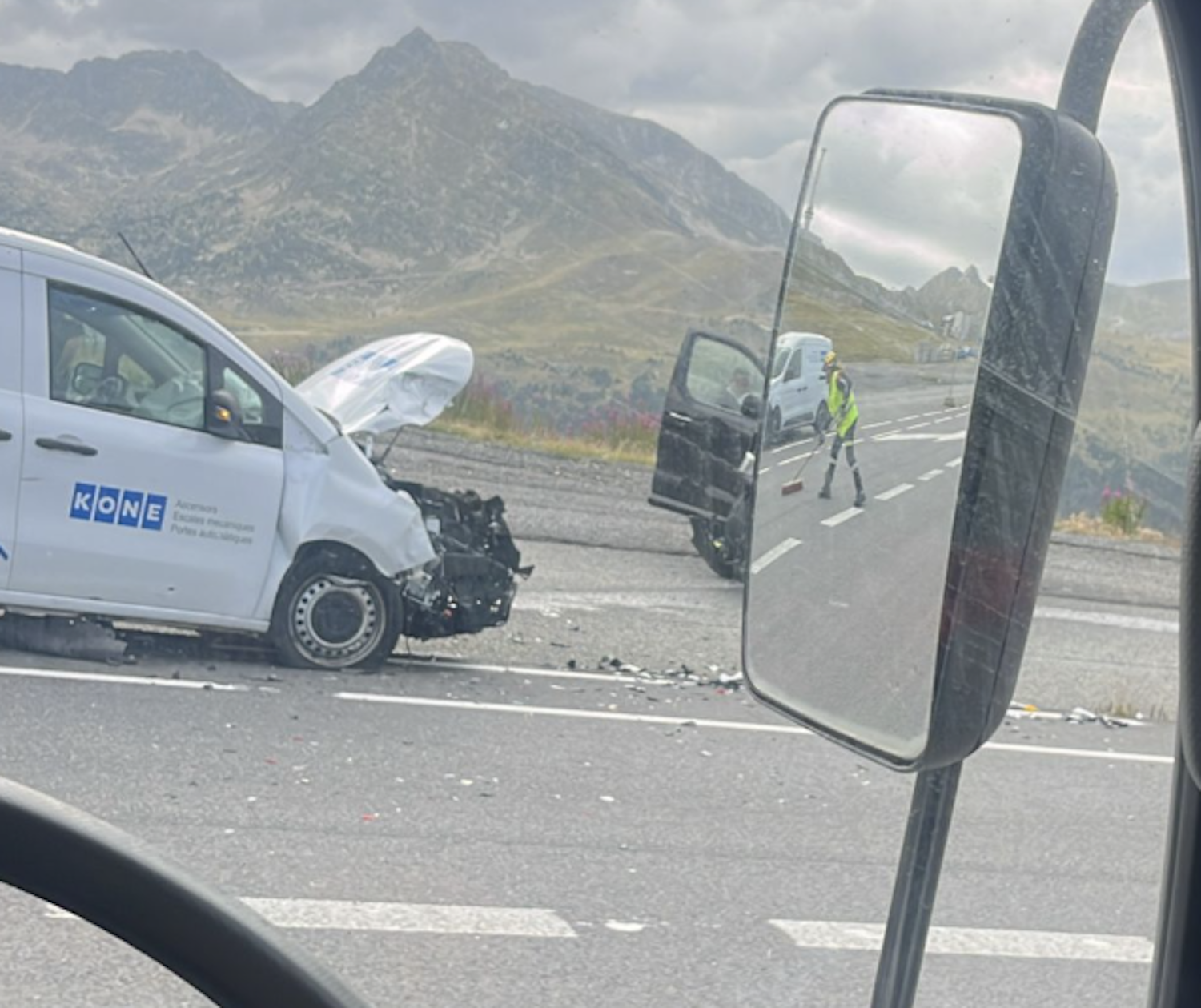 Vehicle accidentat a l’entrada del Pas.