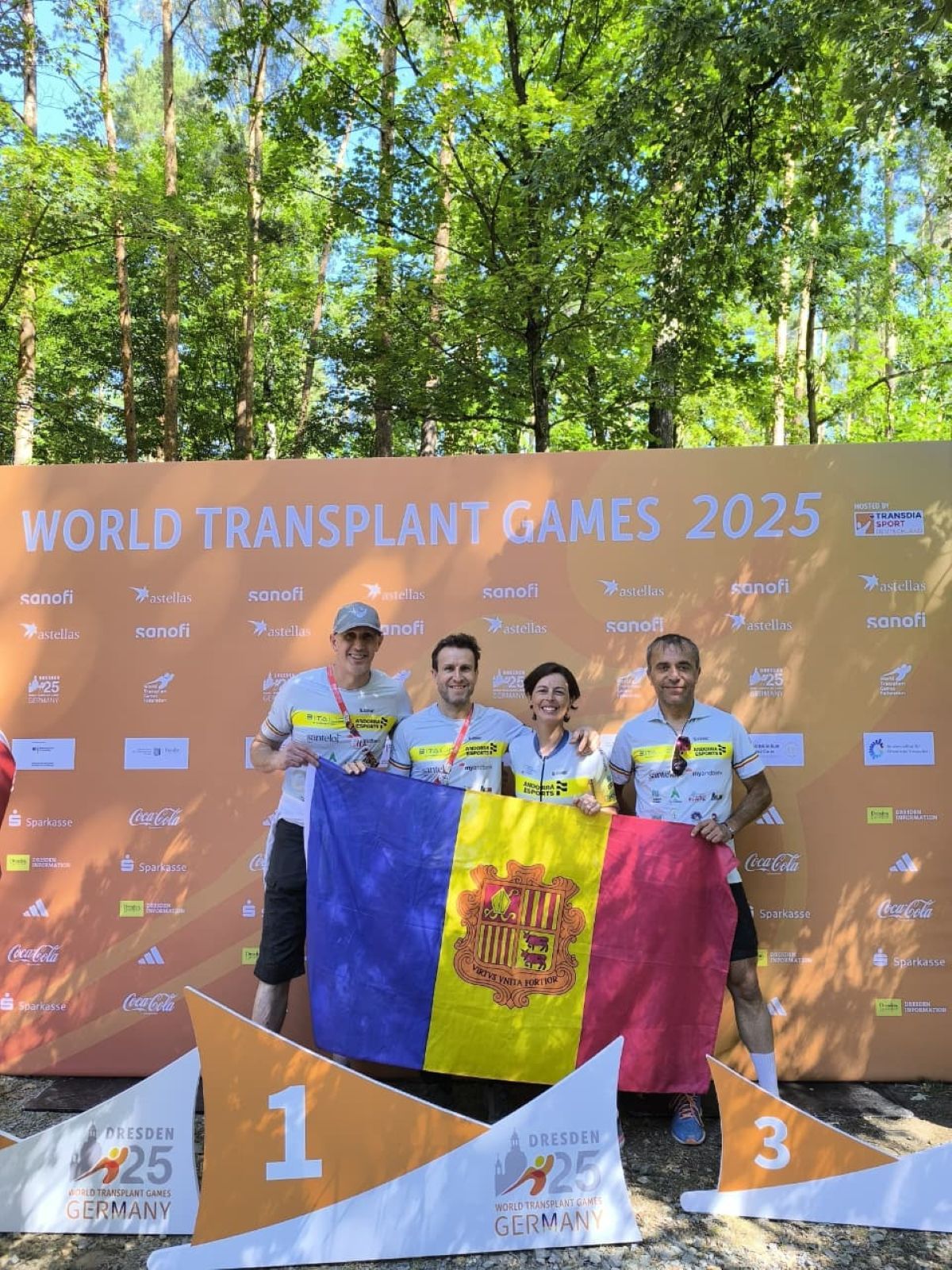 La delegació andorrana, acompanyant al podi a la guanyadora de l'or Mari Martínez.