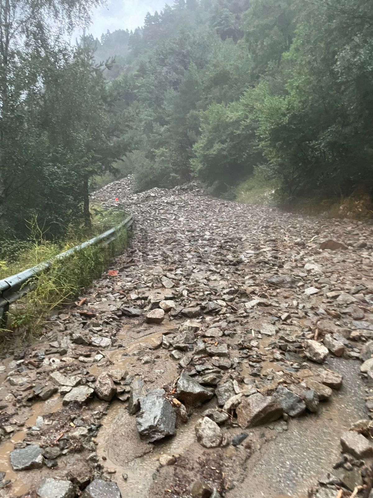 Esllavissada al accés d’Os de Civís.