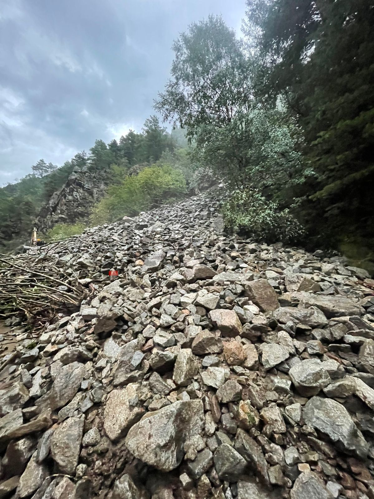Esllavissada entre Os de Civís i Bixessarri.