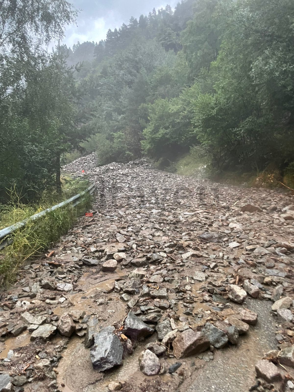 Punt afectat pel despreniment a la carretera d’accés a Os de Civís.