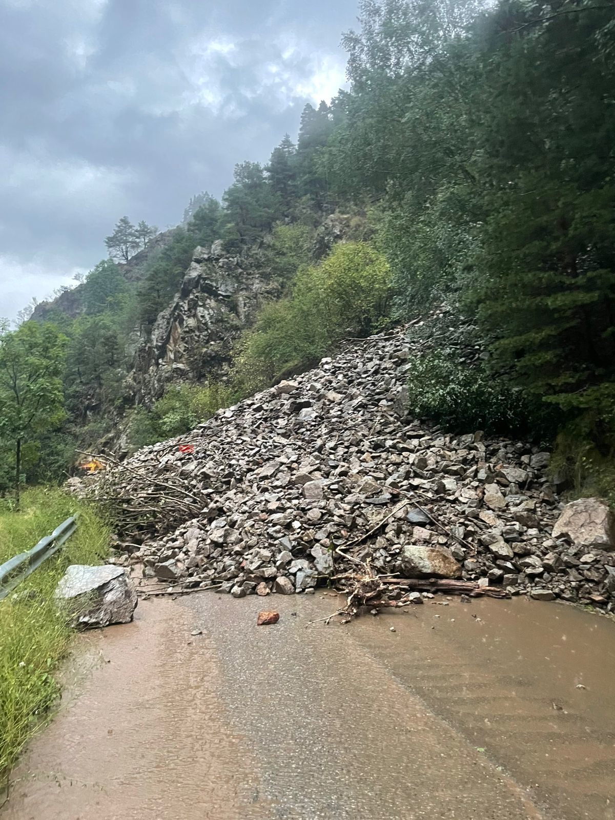 Una esllavissada talla la carretera d’accés a Os de Civís.
