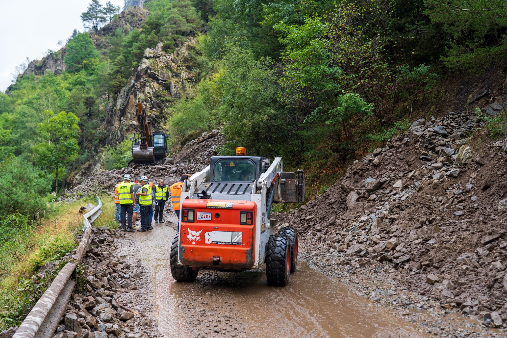 Els treballs per intentar obrir la carretera s'han iniciat aquest matí.