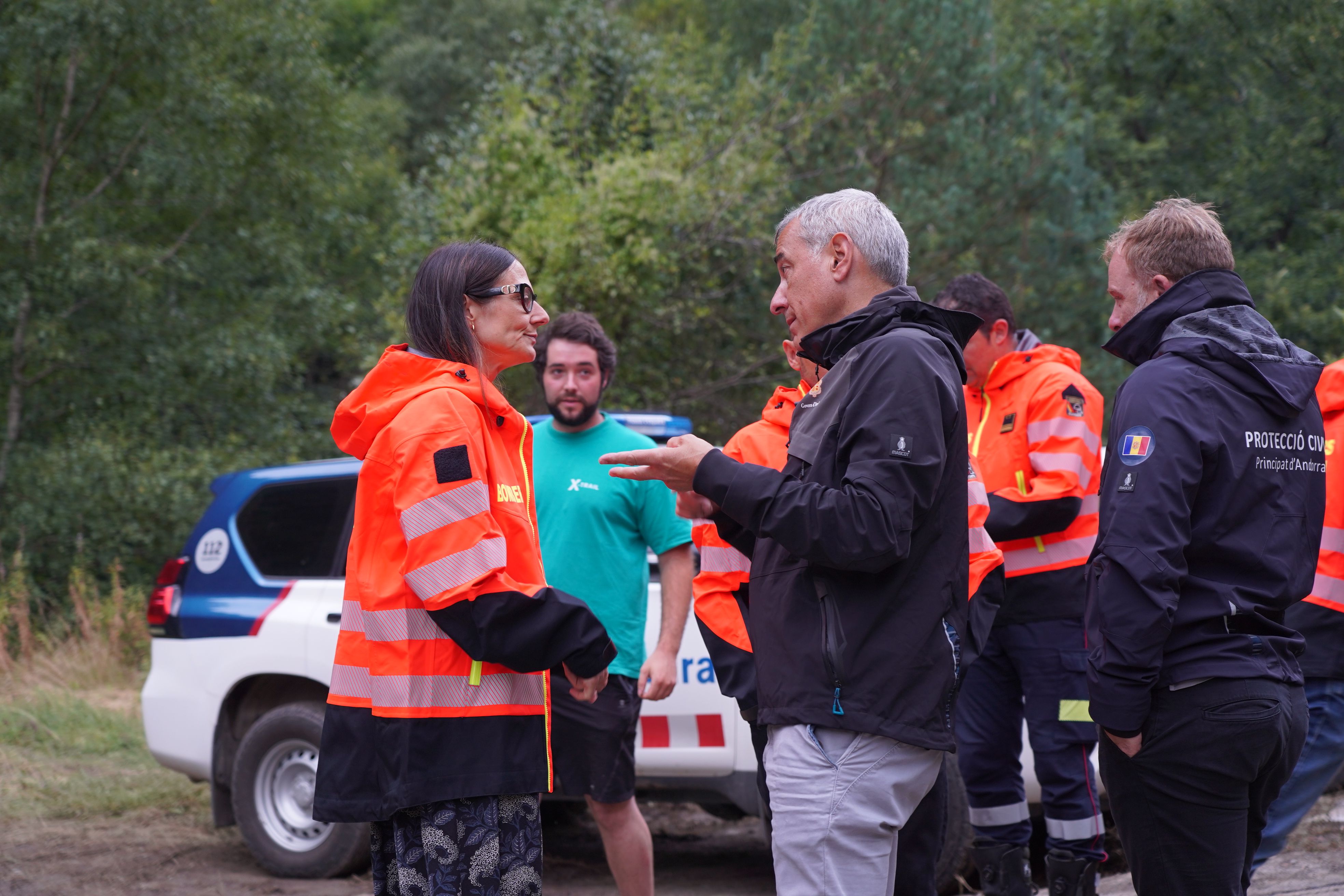 La ministra Molnè a la carretera d’accés a Os de Civís.
