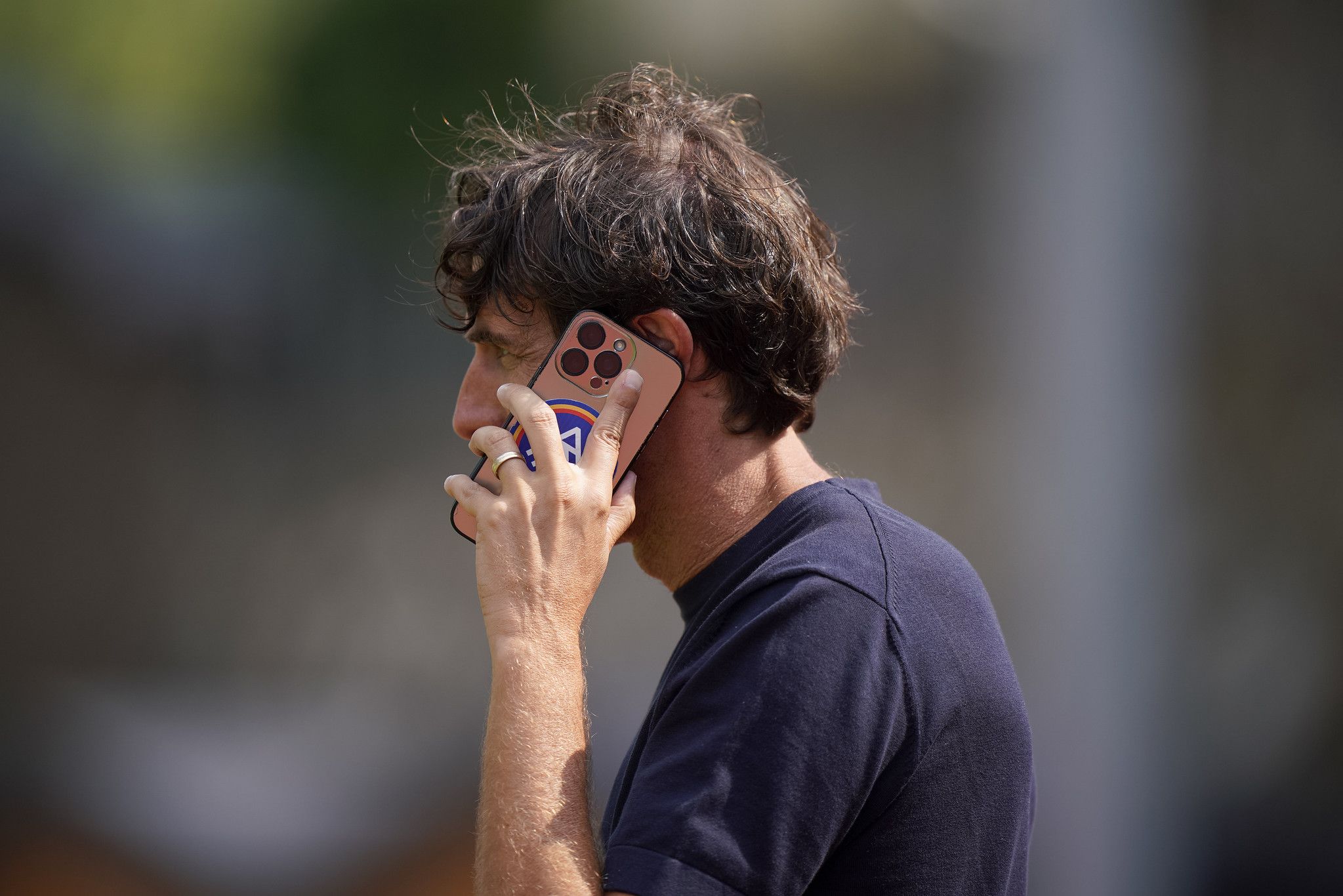 Nogués, atenent trucades durant l'entrenament d'aquest dimecres a l'estadi Comunal.
