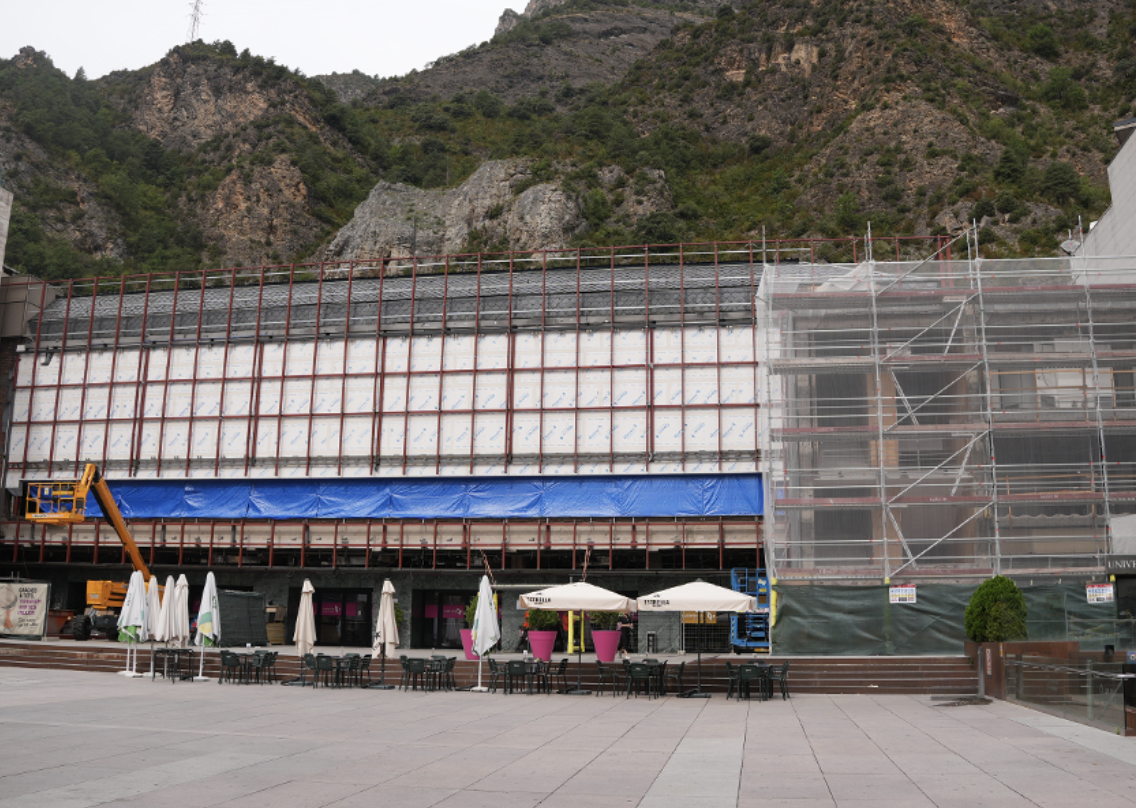 L'estat actual de la façana al Centre cultural lauredià.