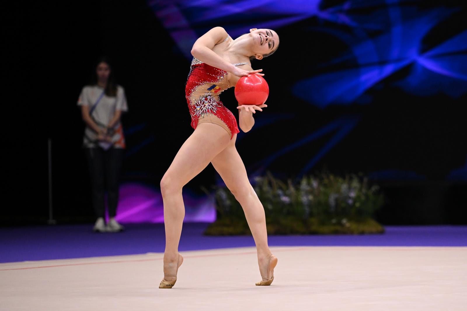 Berta Miquel, durant l'exercici de pilota amb la seleccionadora Clàudia López al fons. 